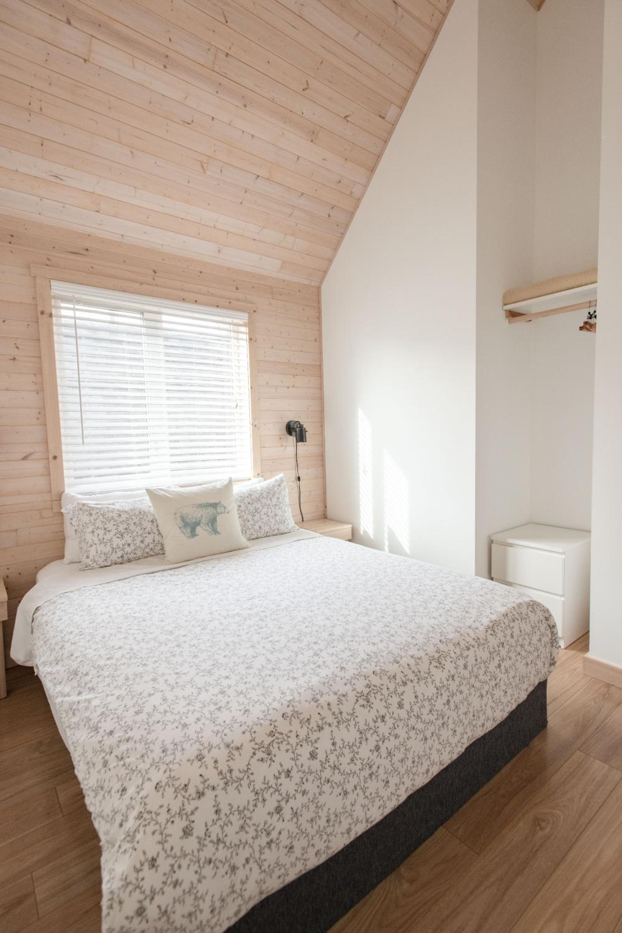 Le Chalet Waterfront Retreat