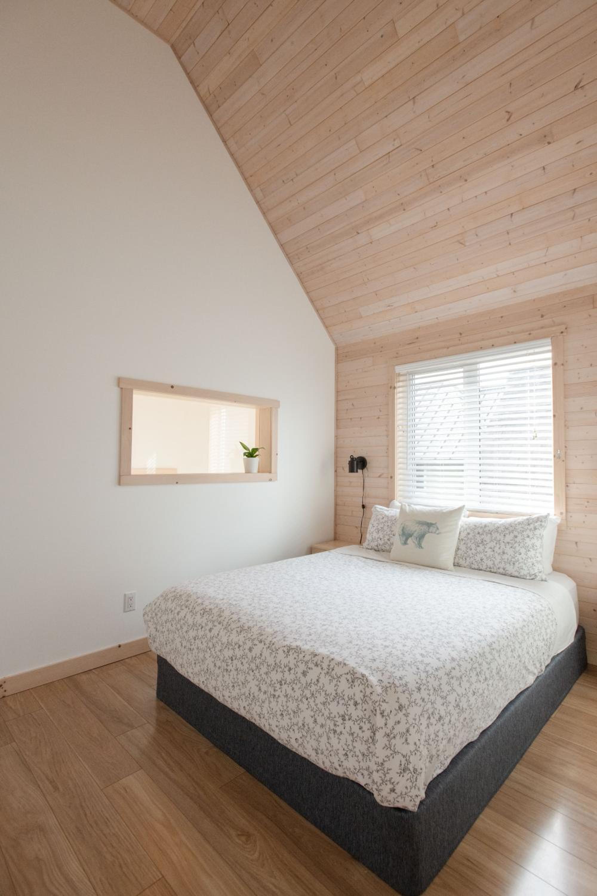 Le Chalet Waterfront Retreat