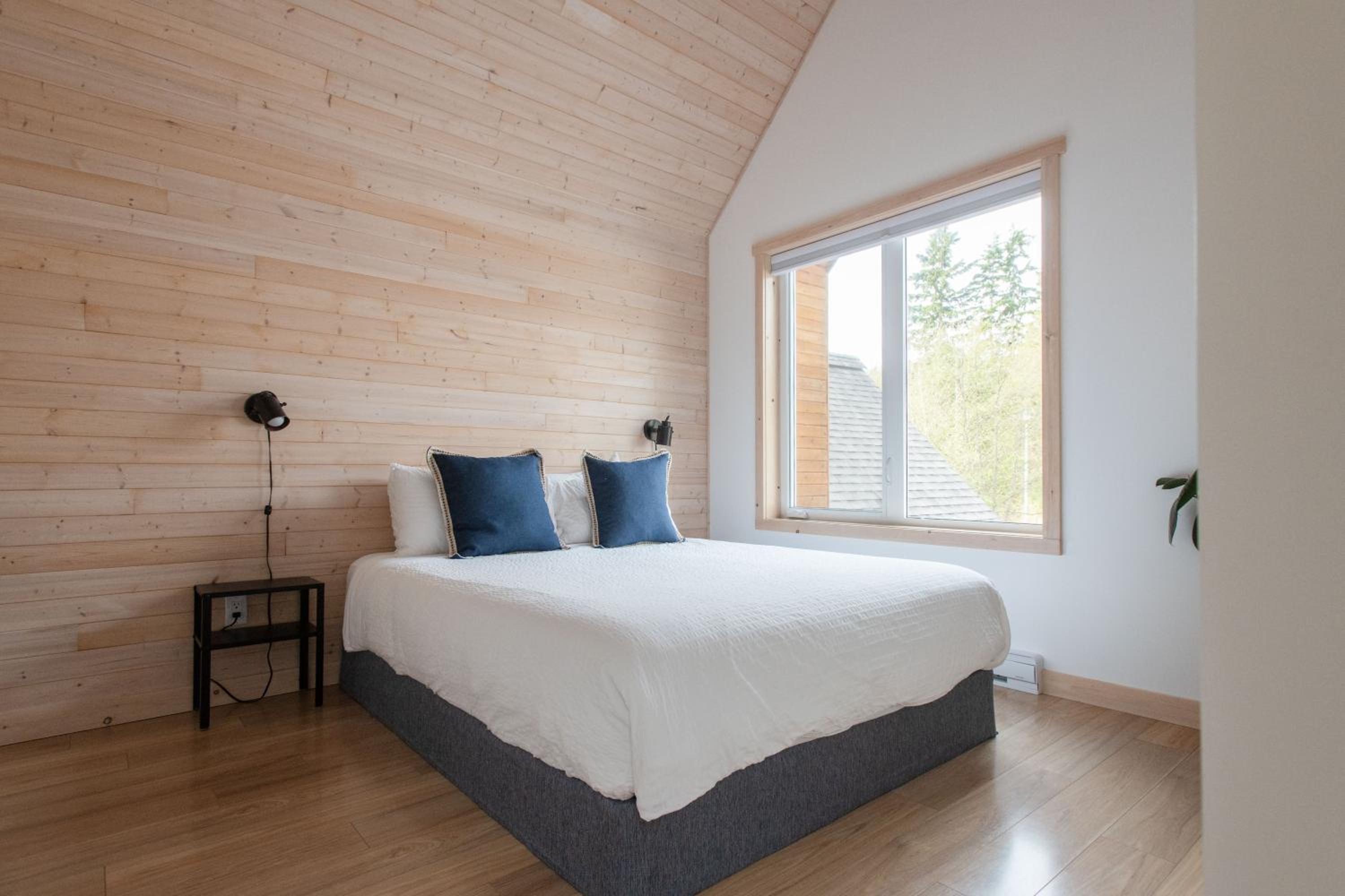 Le Chalet Waterfront Retreat
