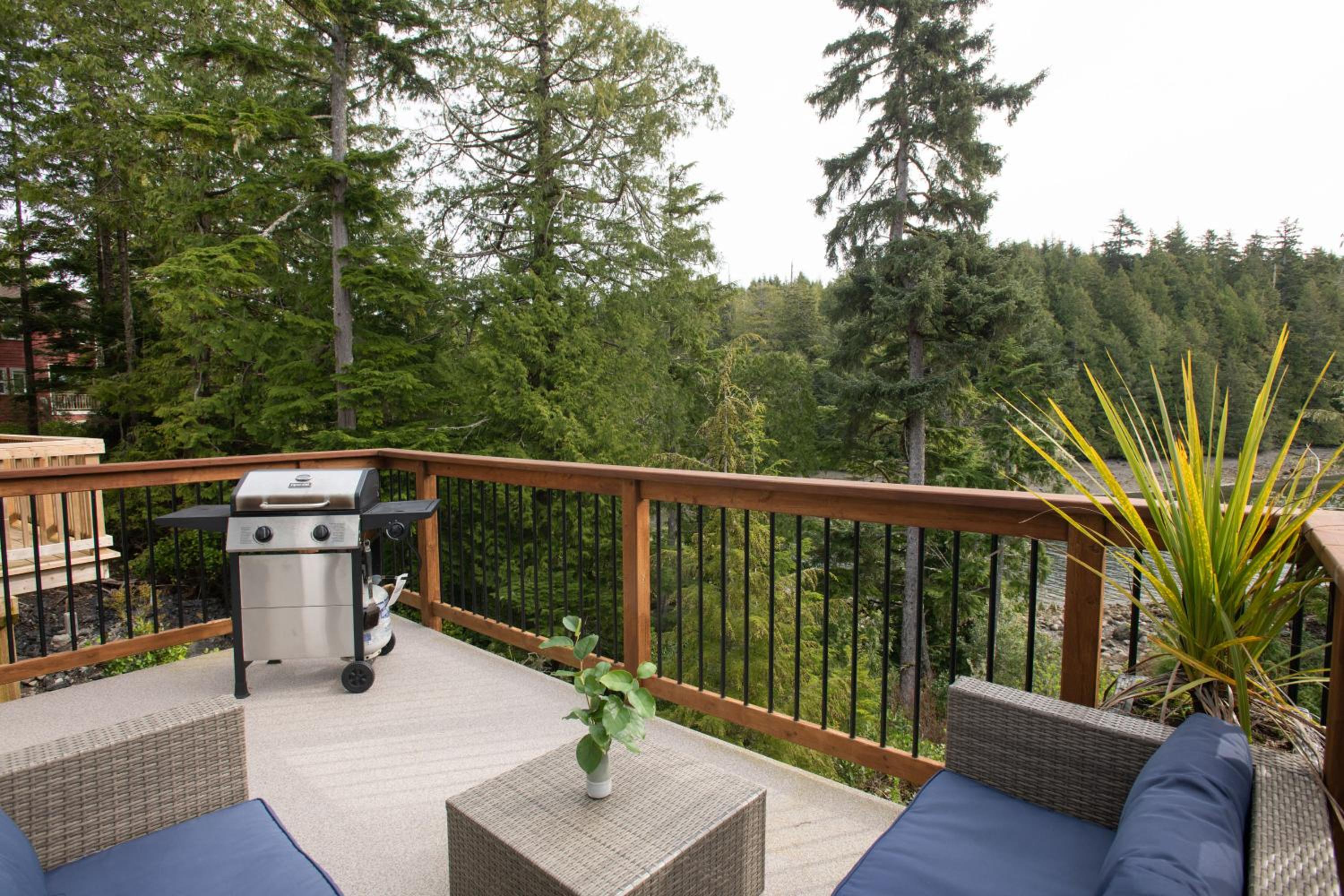 Le Chalet Waterfront Retreat