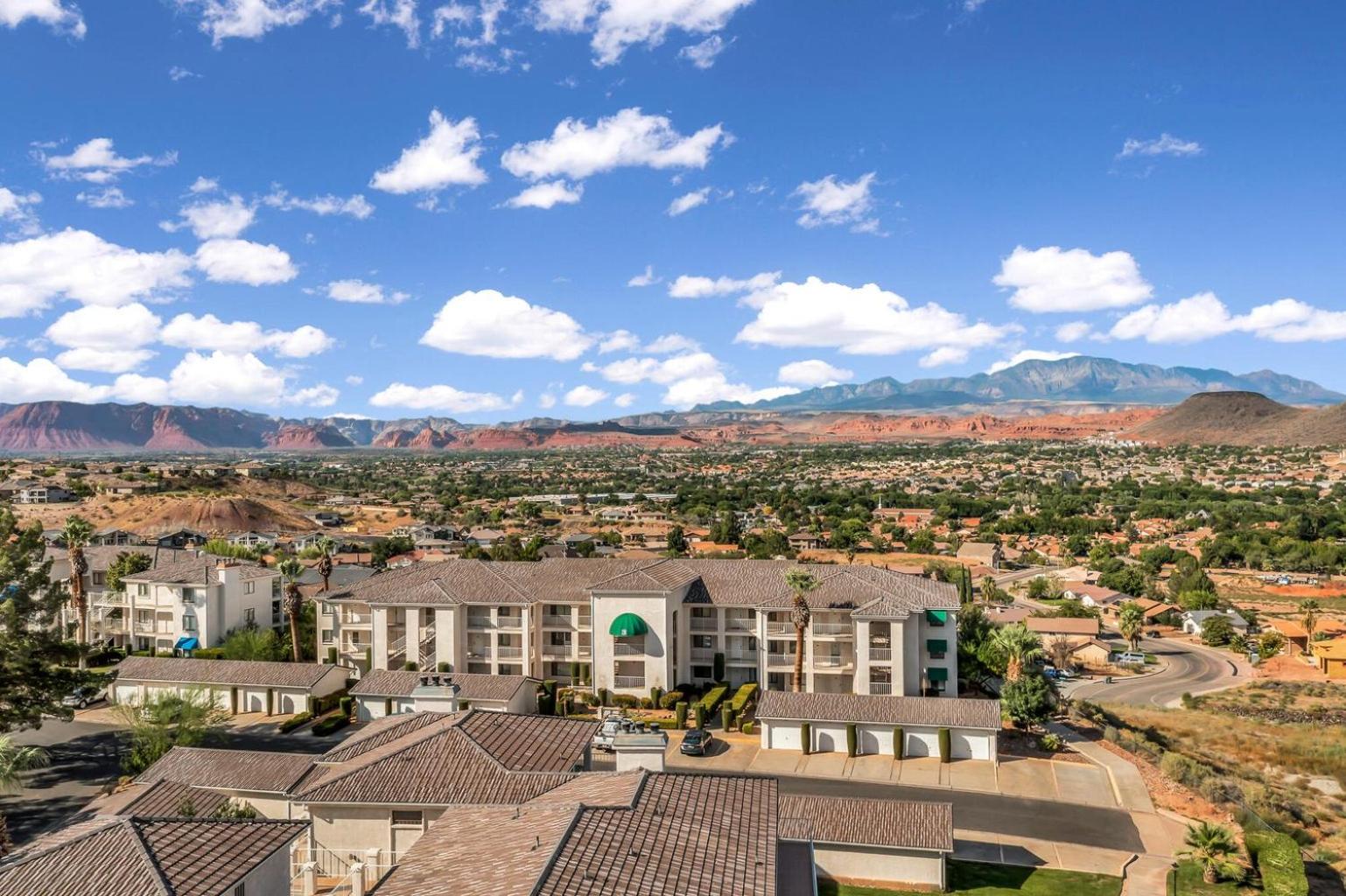 Hotel Modern Resort Condo - Pools, Courts & Scenic Views - Image 1