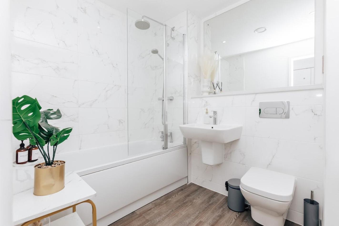 Luxury 2 Bedroom Apartment, Broad street Birmingham view 4
