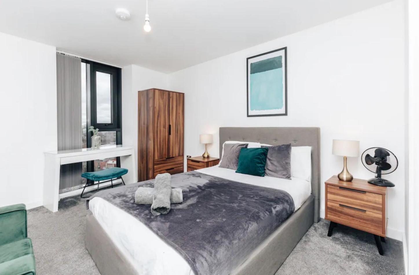 Luxury 2 Bedroom Apartment, Broad street Birmingham view 3