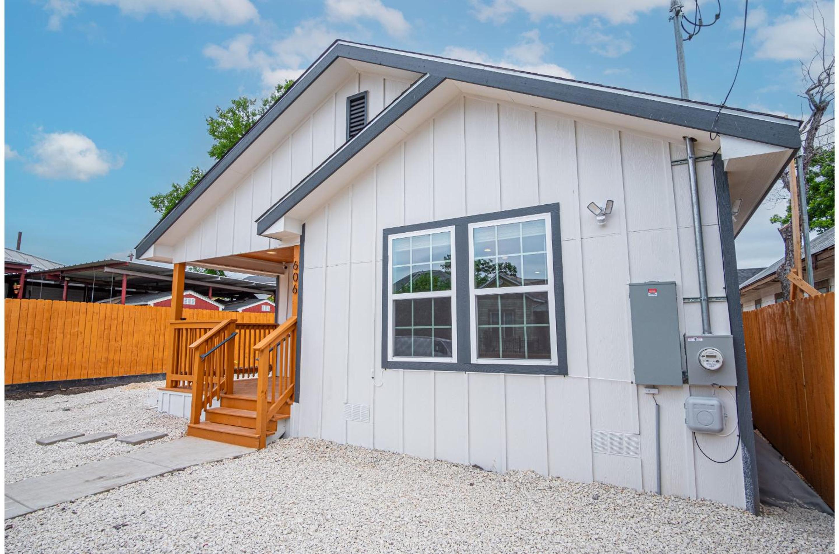Spacious Delightful 4 BR 3 BA Close to Downtown view 5