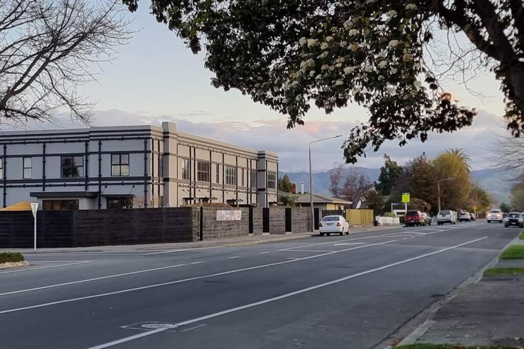 Hotel Apartment 4 - Haddin Court - Chic NY Loft Style - Image 1