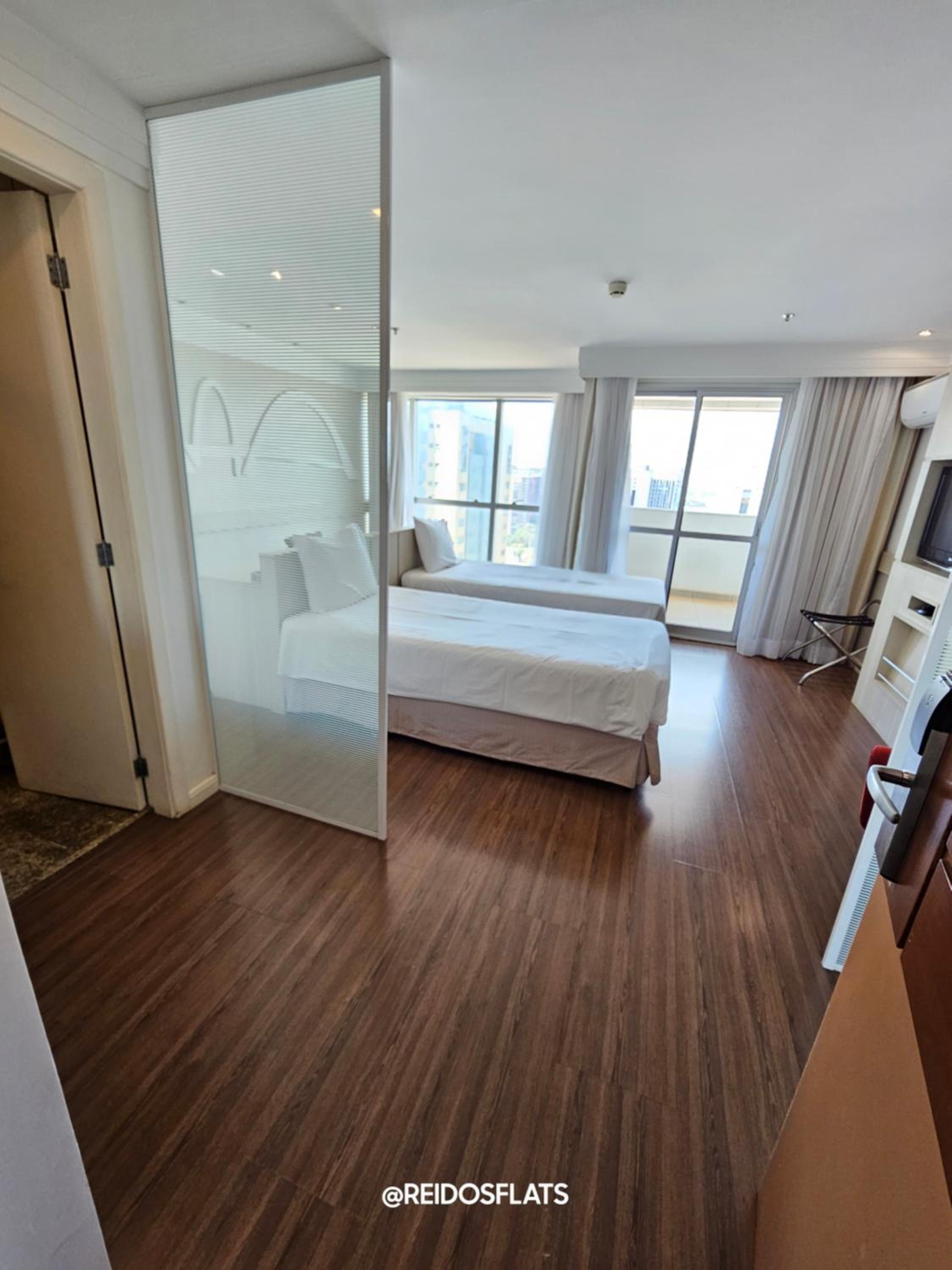 FLAT NO MERCURE BRASÍLIA LIDER, AO LADO DA ESPLANADA DOS MINISTÉRIOS, ESTÁDIO MANÉ GARRINCHA E CENTRO DE CONVENÇÕES, COM PISCINA, ACADEMIA, RESTAURANTE, RE