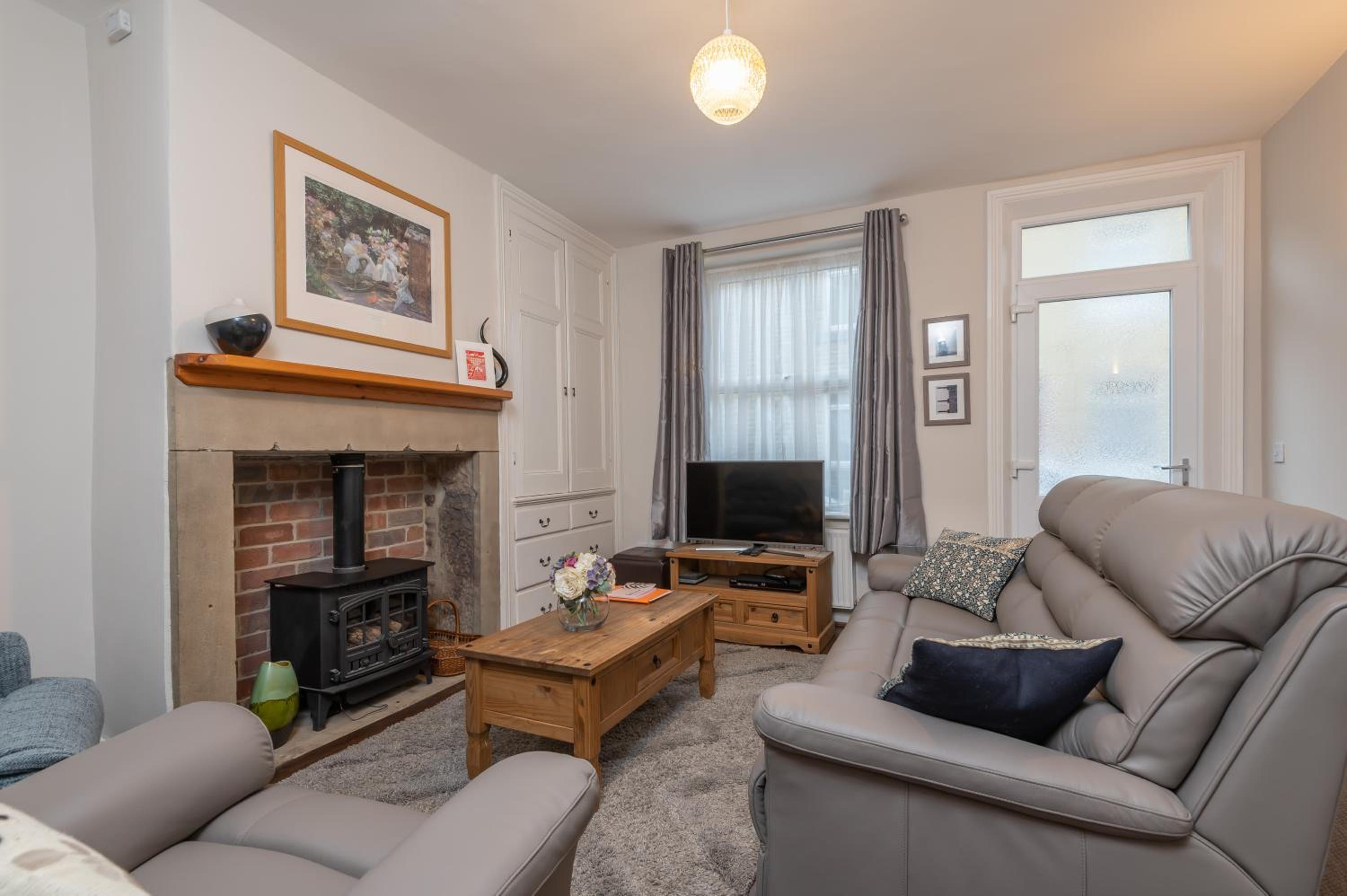 Sleeps 5 - 3 Bedrooms - walk to the square hosted Happy Valley cast view 5