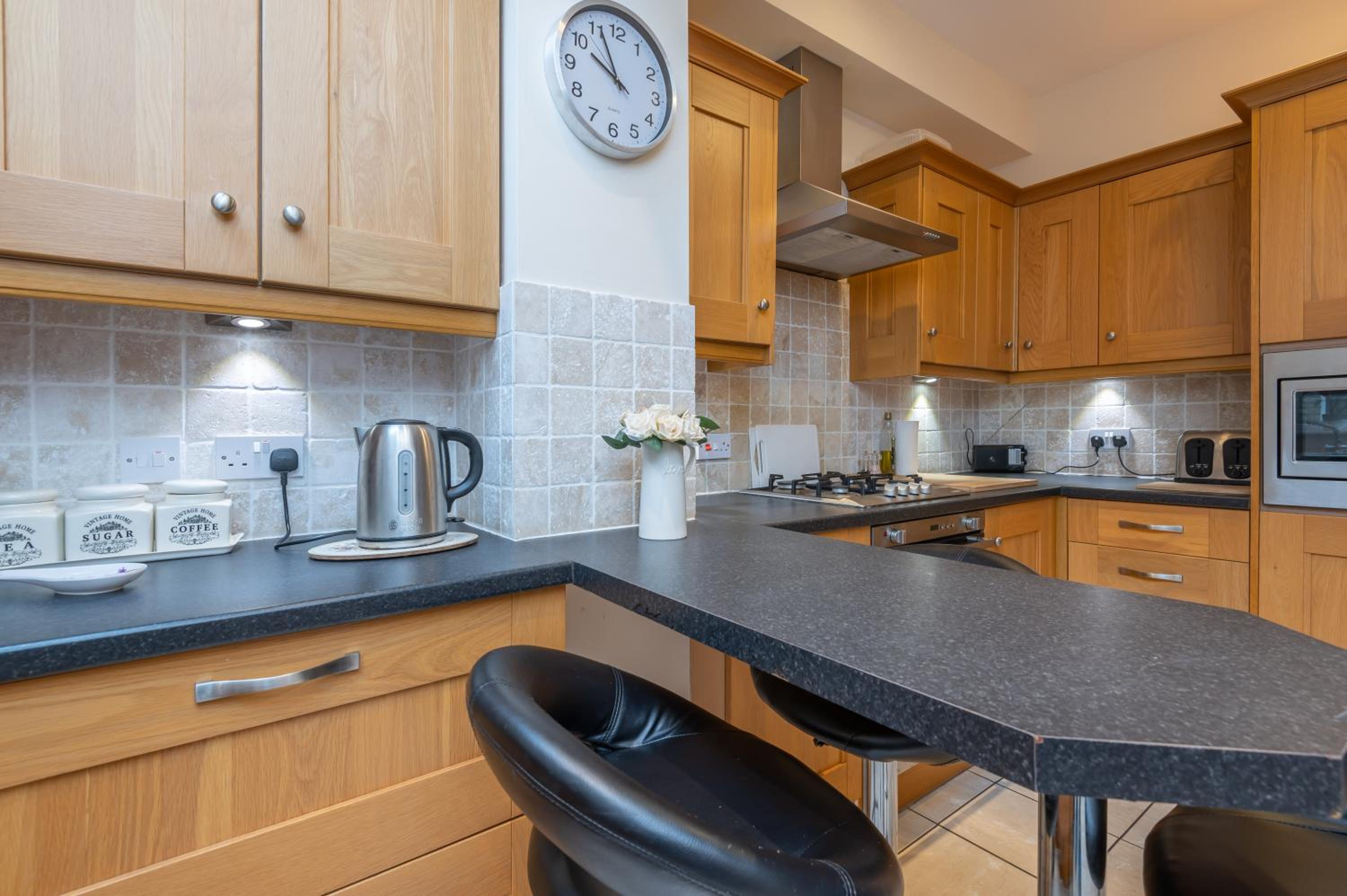 Sleeps 5 - 3 Bedrooms - walk to the square hosted Happy Valley cast view 4