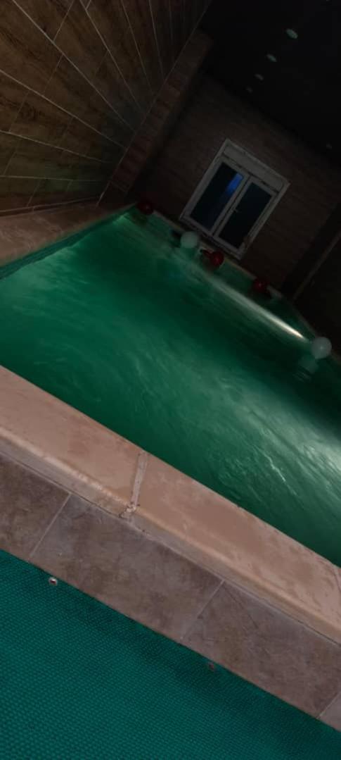 Villa avec piscine, jardin et barbecue