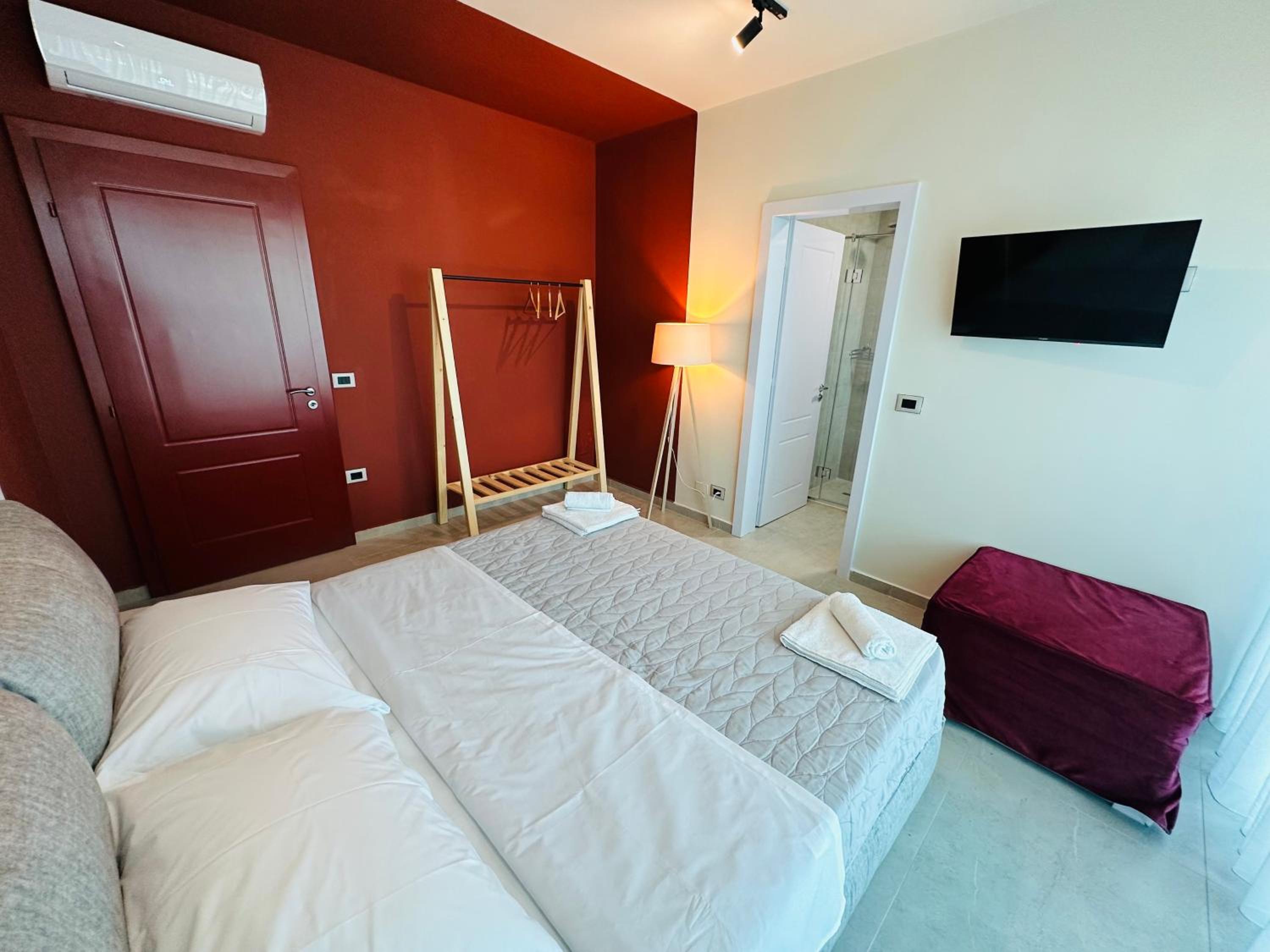 STAY-FIVE Modern Central Studios Self Check-in & Fast Wi-Fi