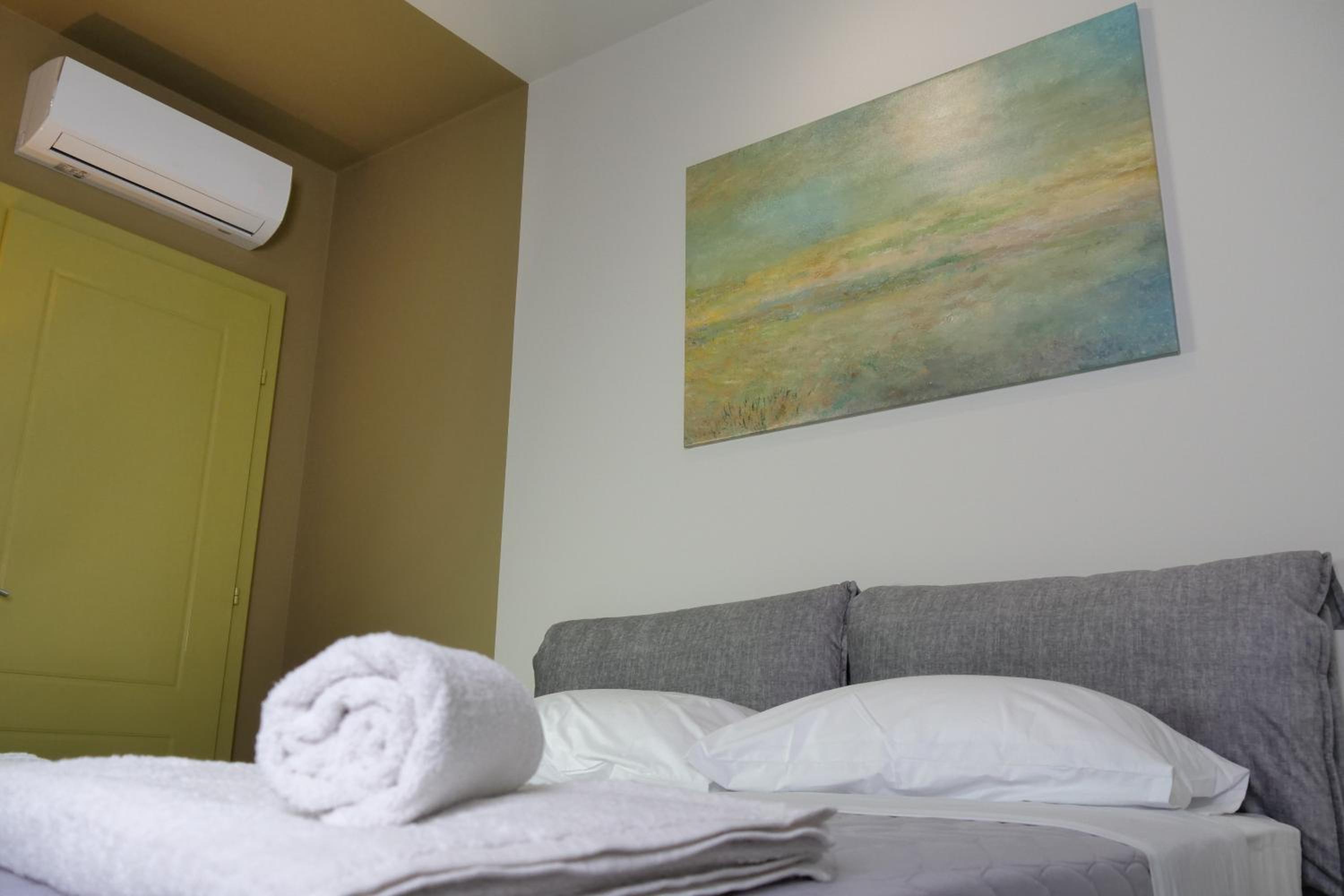 STAY-FIVE Modern Central Studios Self Check-in & Fast Wi-Fi