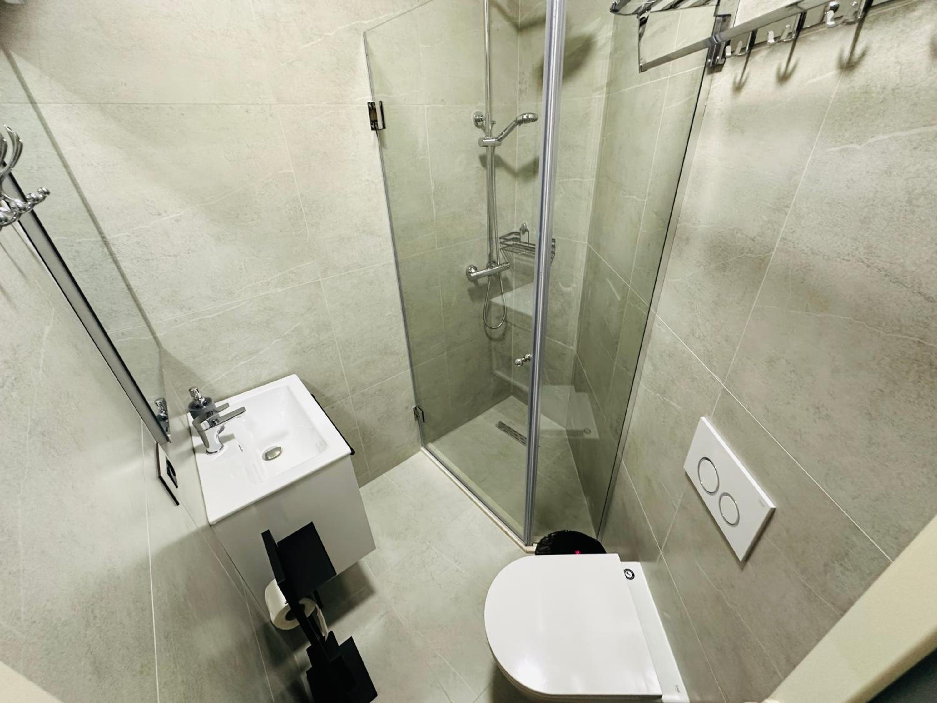 STAY-FIVE Modern Central Studios Self Check-in & Fast Wi-Fi