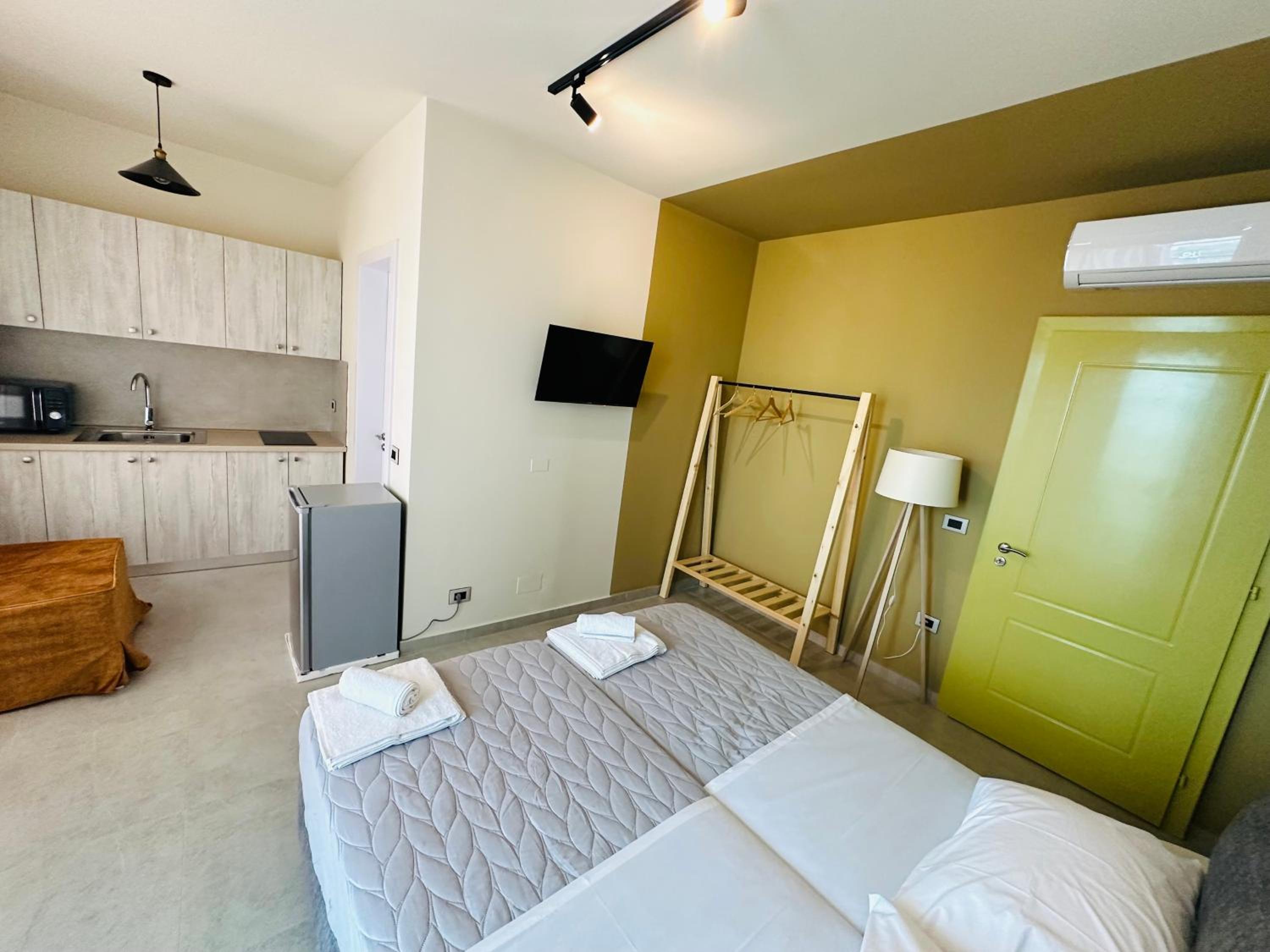 STAY-FIVE Modern Central Studios Self Check-in & Fast Wi-Fi