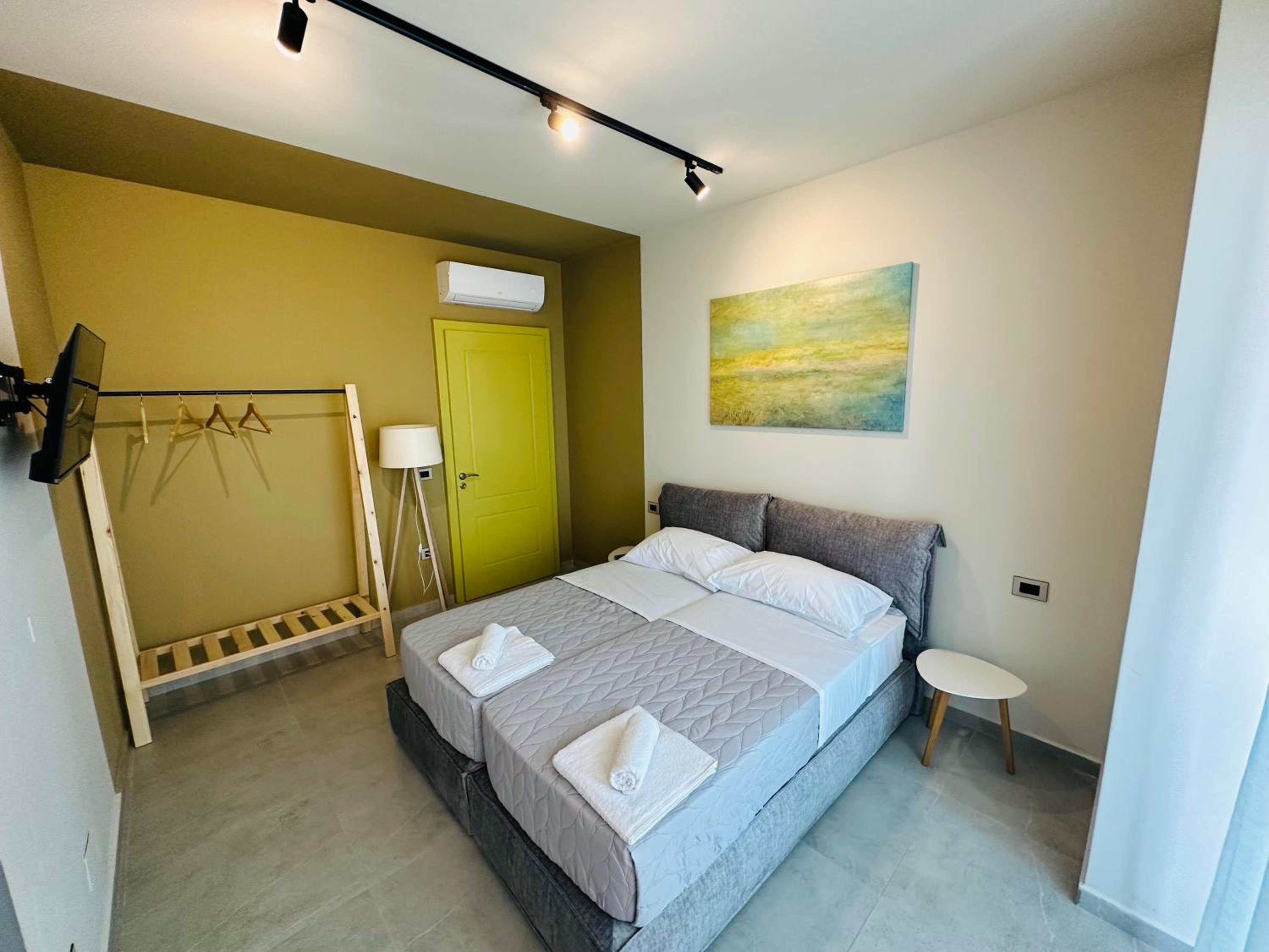 STAY-FIVE Modern Central Studios Self Check-in & Fast Wi-Fi