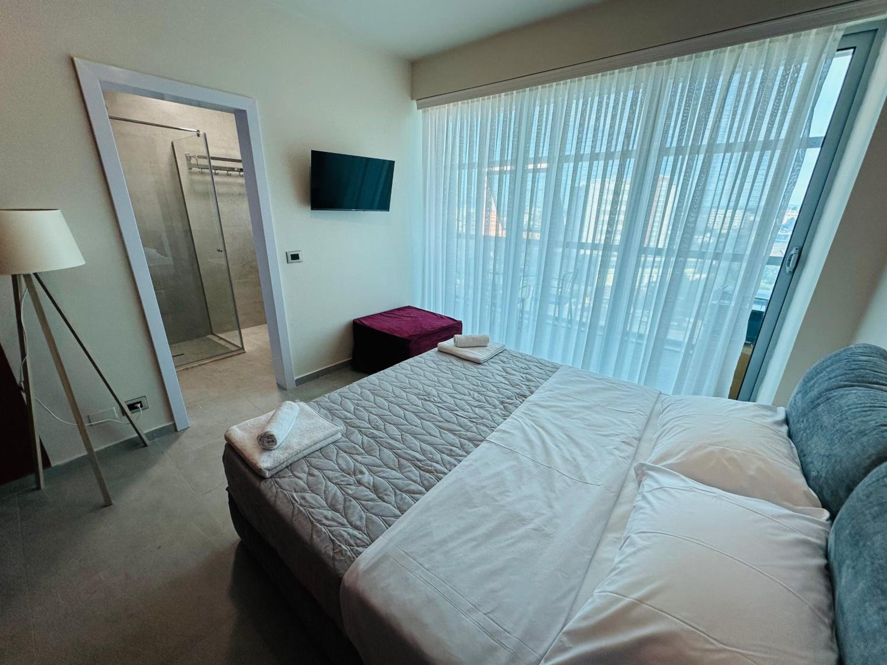 STAY-FIVE Modern Central Studios Self Check-in & Fast Wi-Fi