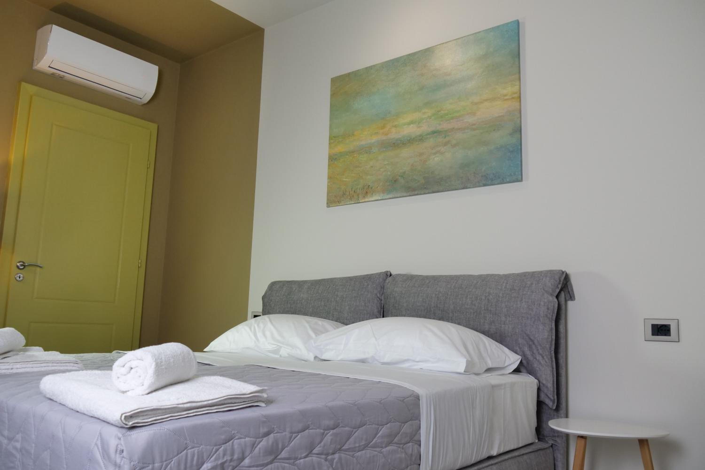 STAY-FIVE Modern Central Studios Self Check-in & Fast Wi-Fi