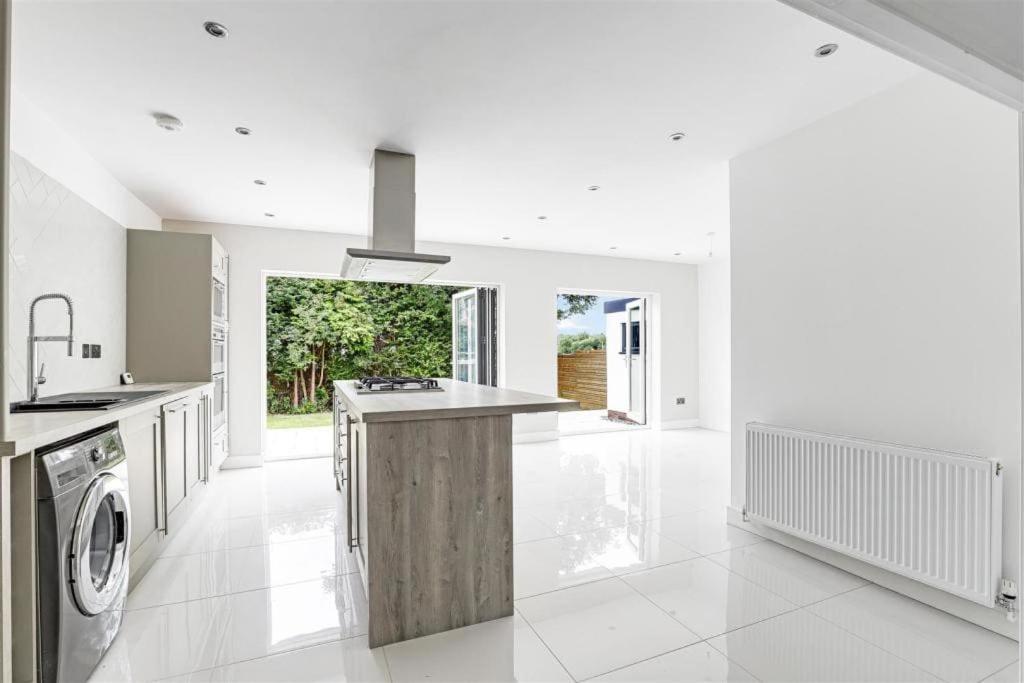 Brand New 4 Bed Deluxe Modern Villa - Sleeps 9 - Private Parking & Garden view 2