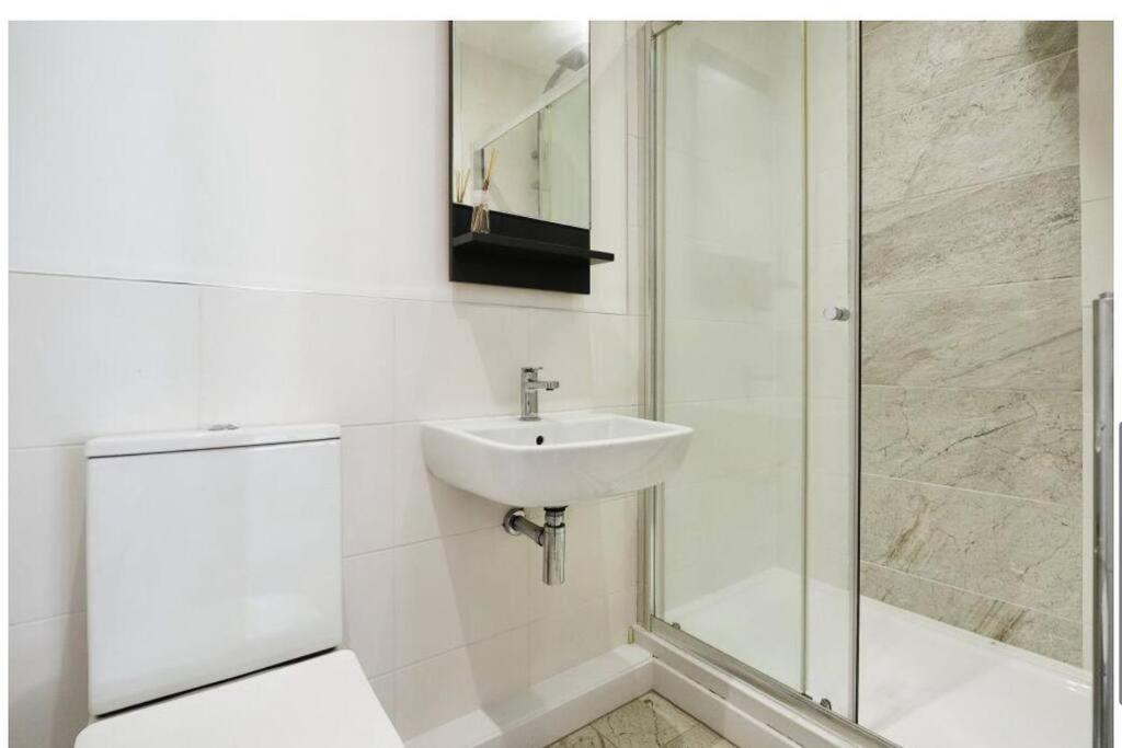 Brand New 4 Bed Deluxe Modern Villa - Sleeps 9 - Private Parking & Garden view 3