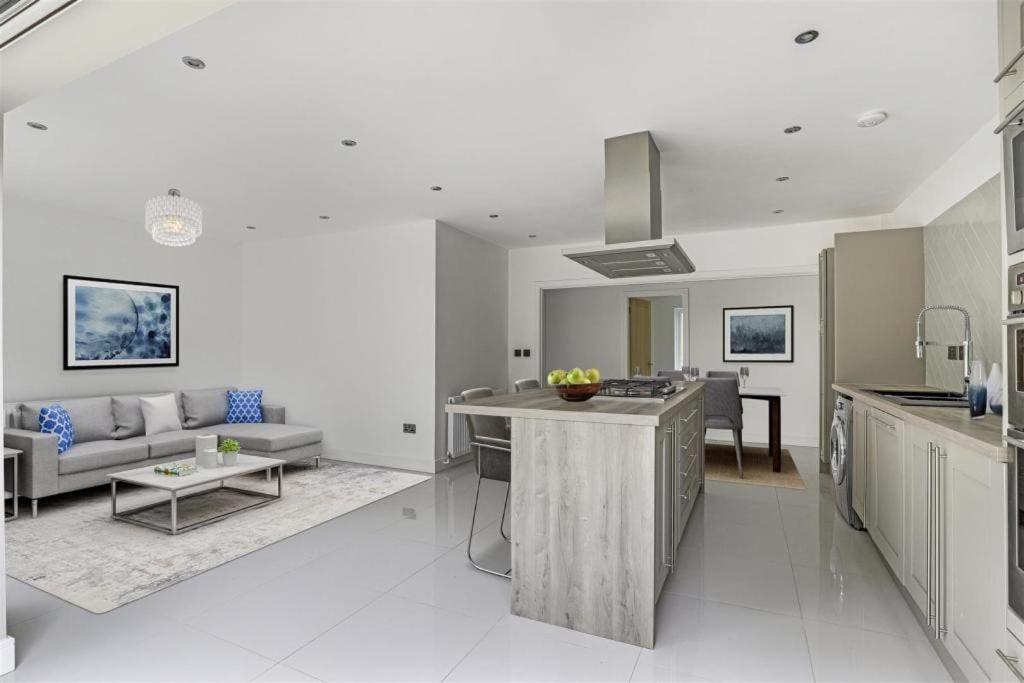 Brand New 4 Bed Deluxe Modern Villa - Sleeps 9 - Private Parking & Garden view 4