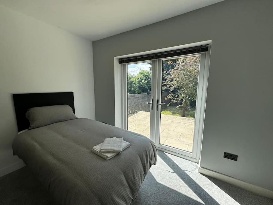 Brand New 4 Bed Deluxe Modern Villa - Sleeps 9 - Private Parking & Garden view 5