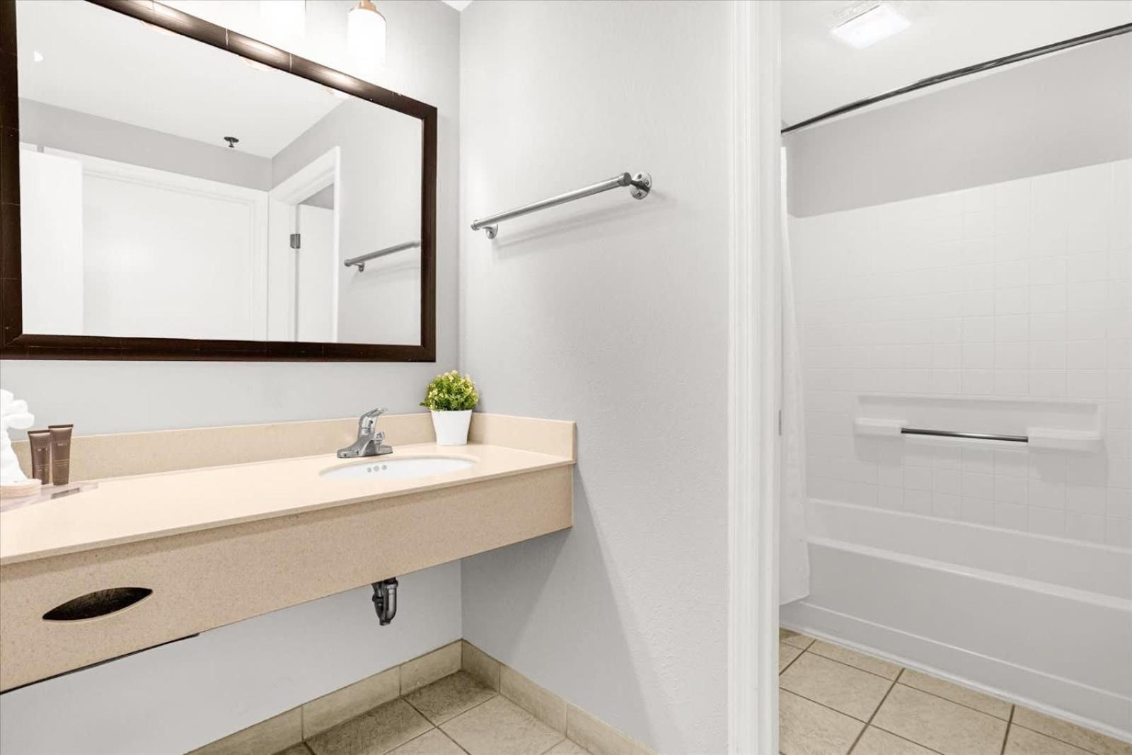 Condo 1BR Near Disney- Pool and Hot Tub