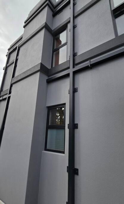 Hotel Apartment 5 - Haddin Court - Modern Loft Style - Image 1