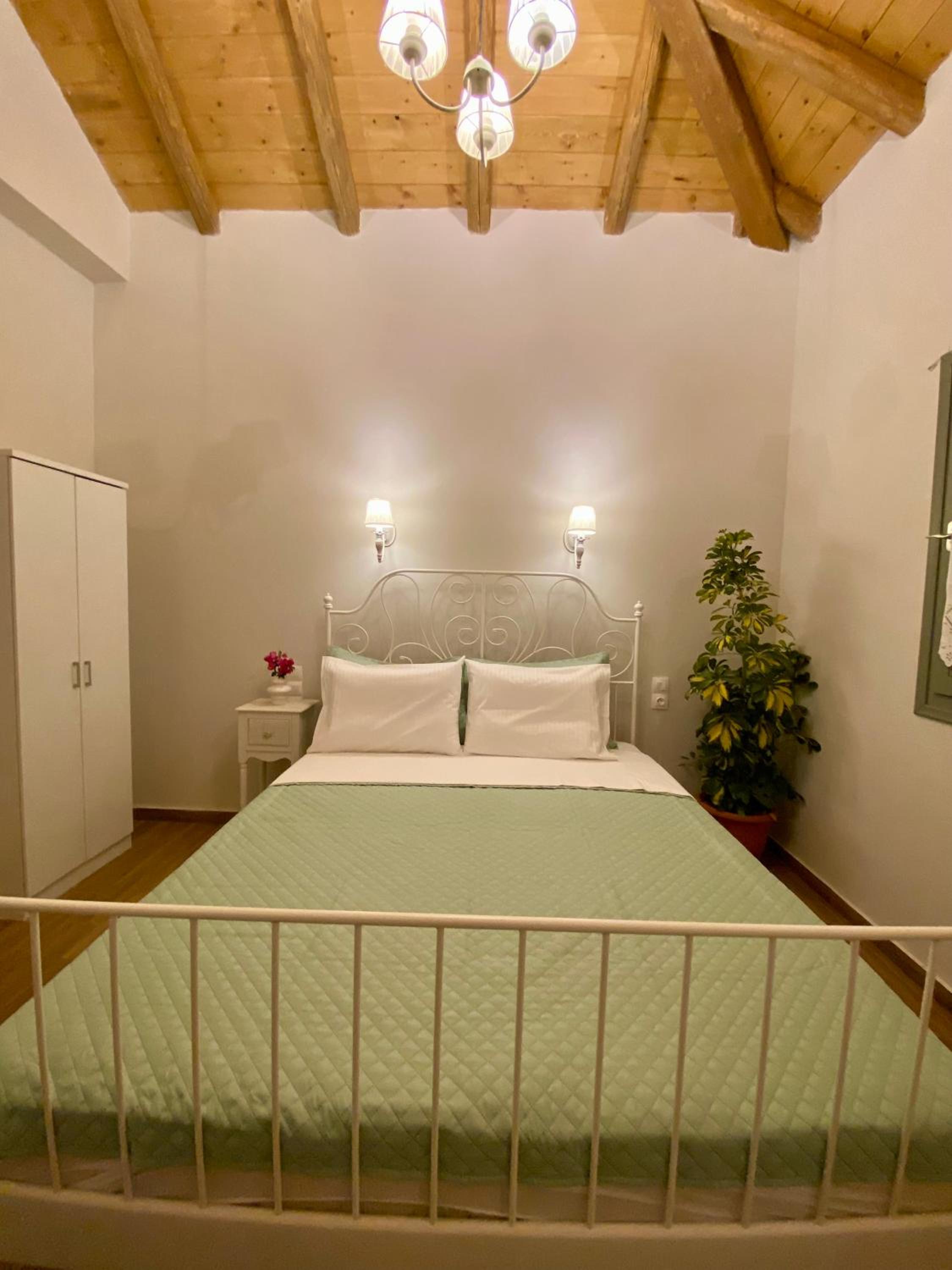 Oneiropetra Luxury House