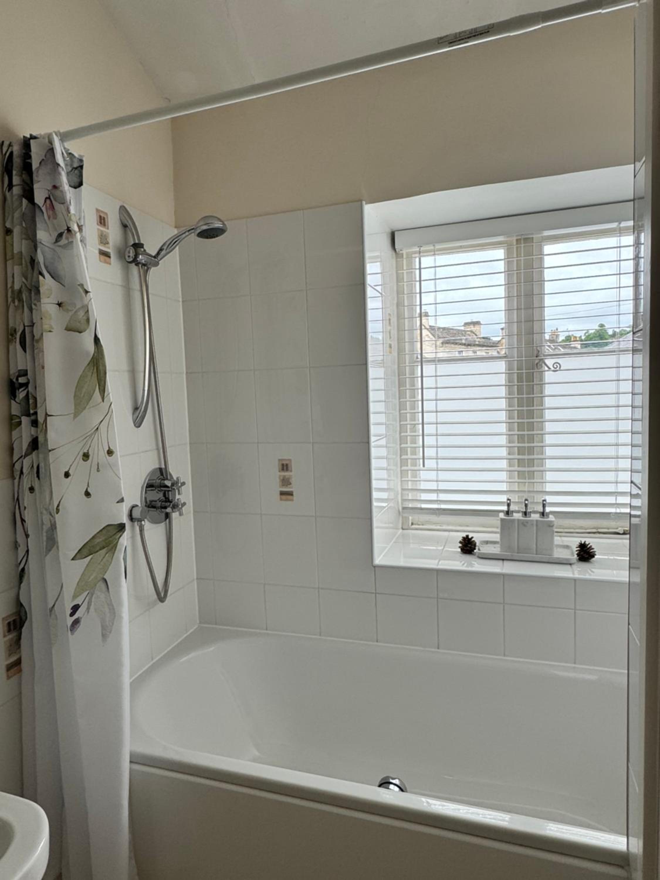 Cupcake Cottage: Quintessential Cotswold Cottage