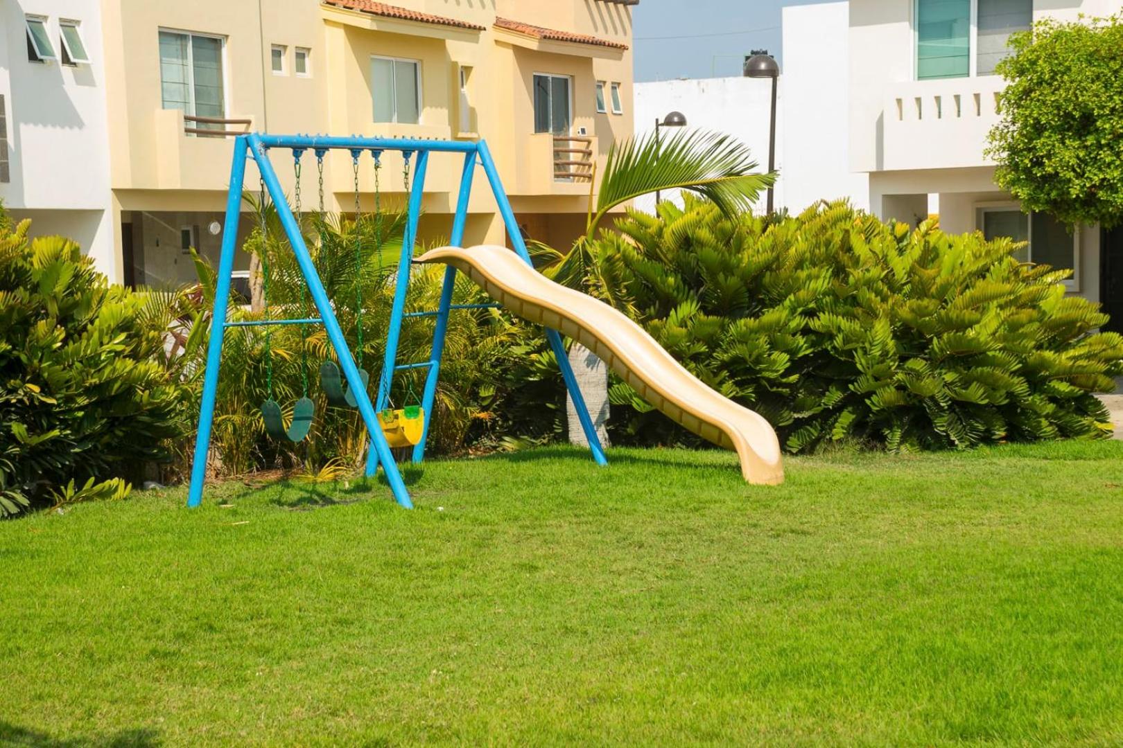 Tropical Getaway in Flamingos near Beach view 4