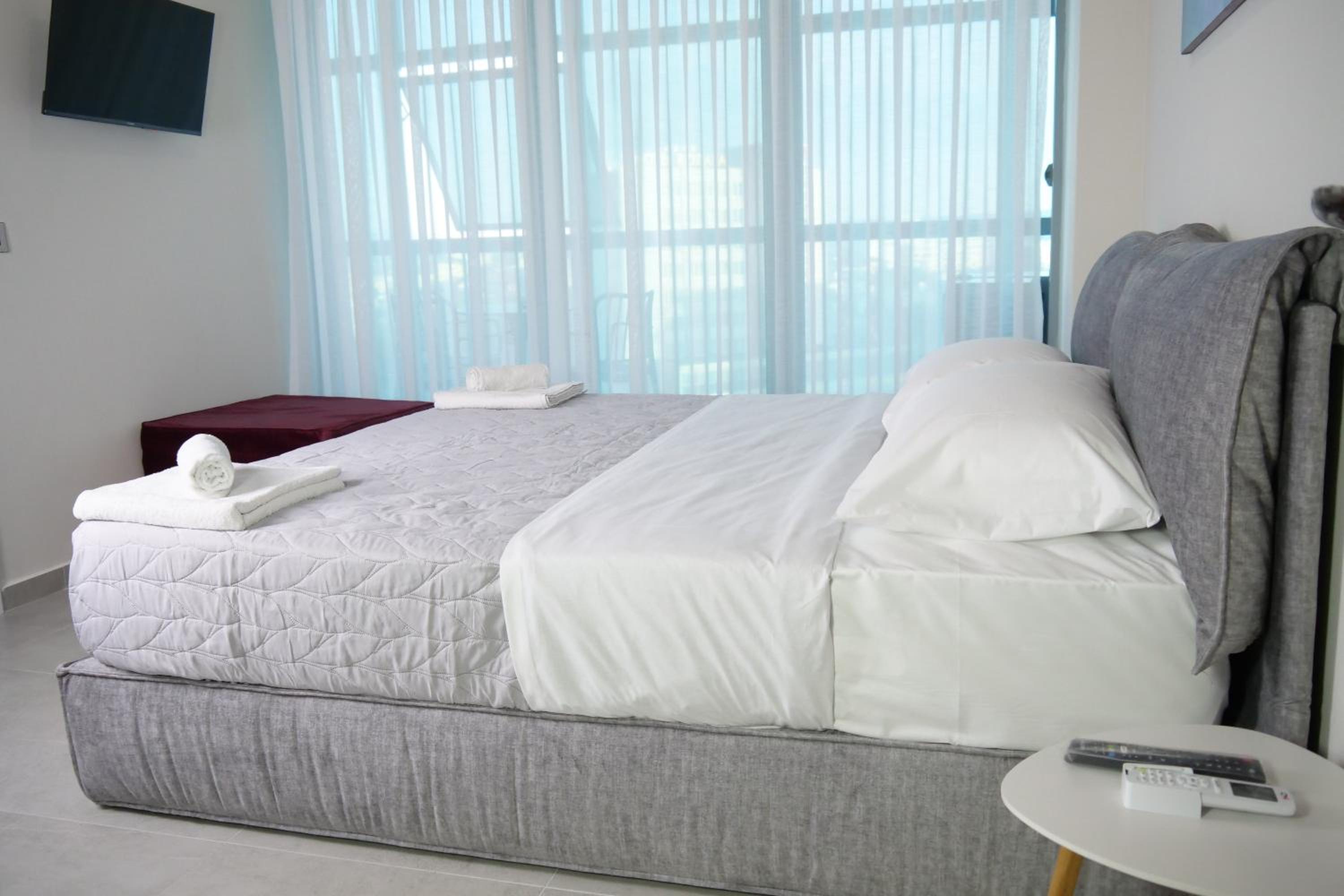STAY-FIVE Modern Central Studios Self Check-in & Fast Wi-Fi