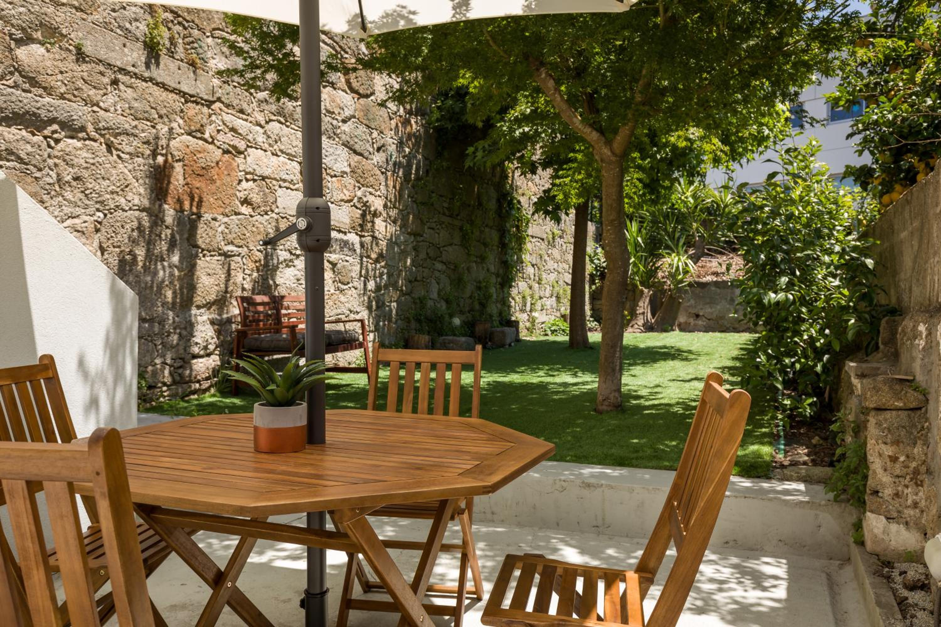 Almada Charm Suites & Apartments