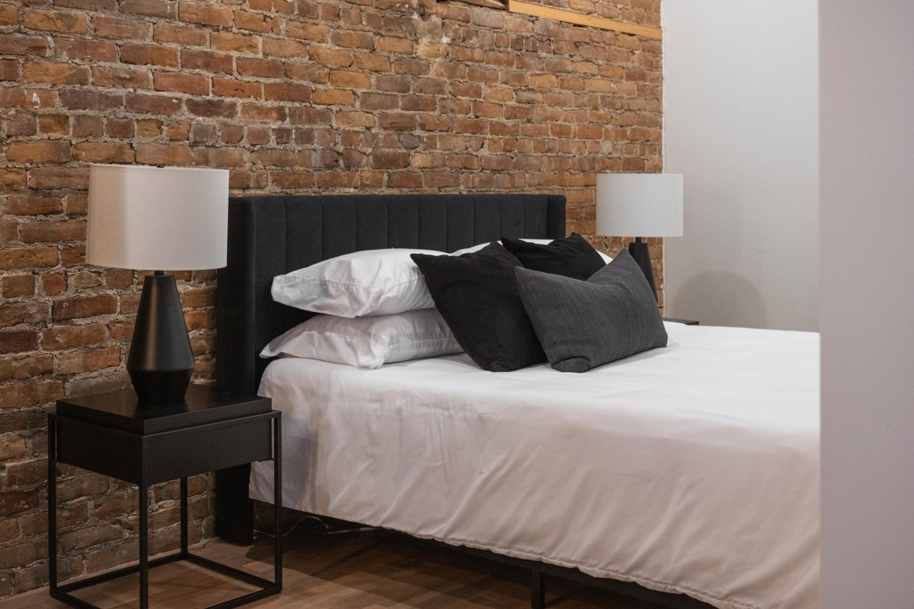 The Old New // Spacious 2000 sqft condo - Downtown