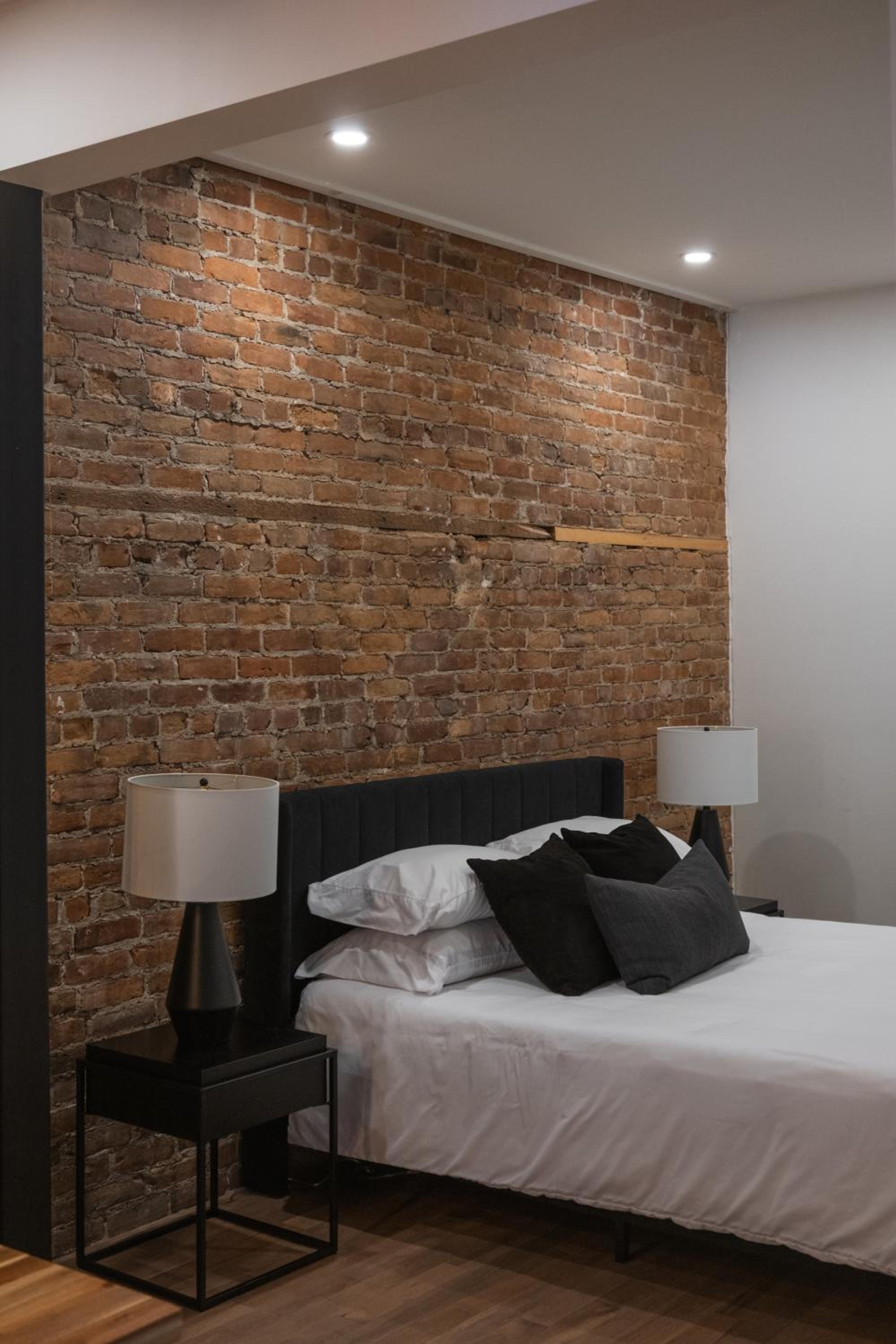 The Old New // Spacious 2000 sqft condo - Downtown