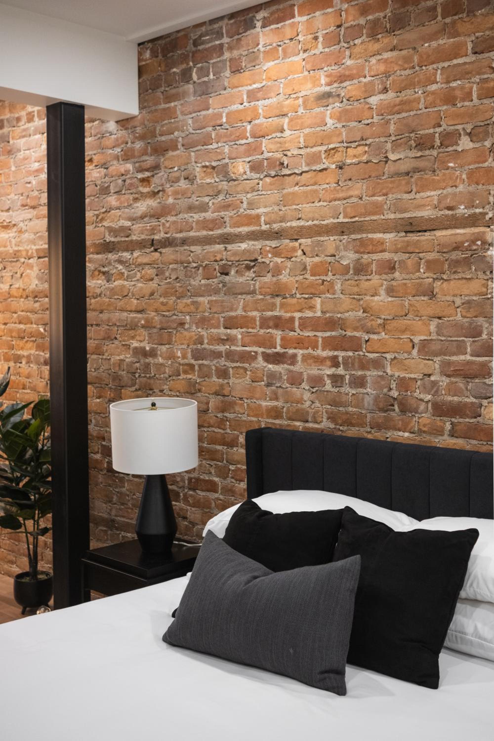 The Old New // Spacious 2000 sqft condo - Downtown