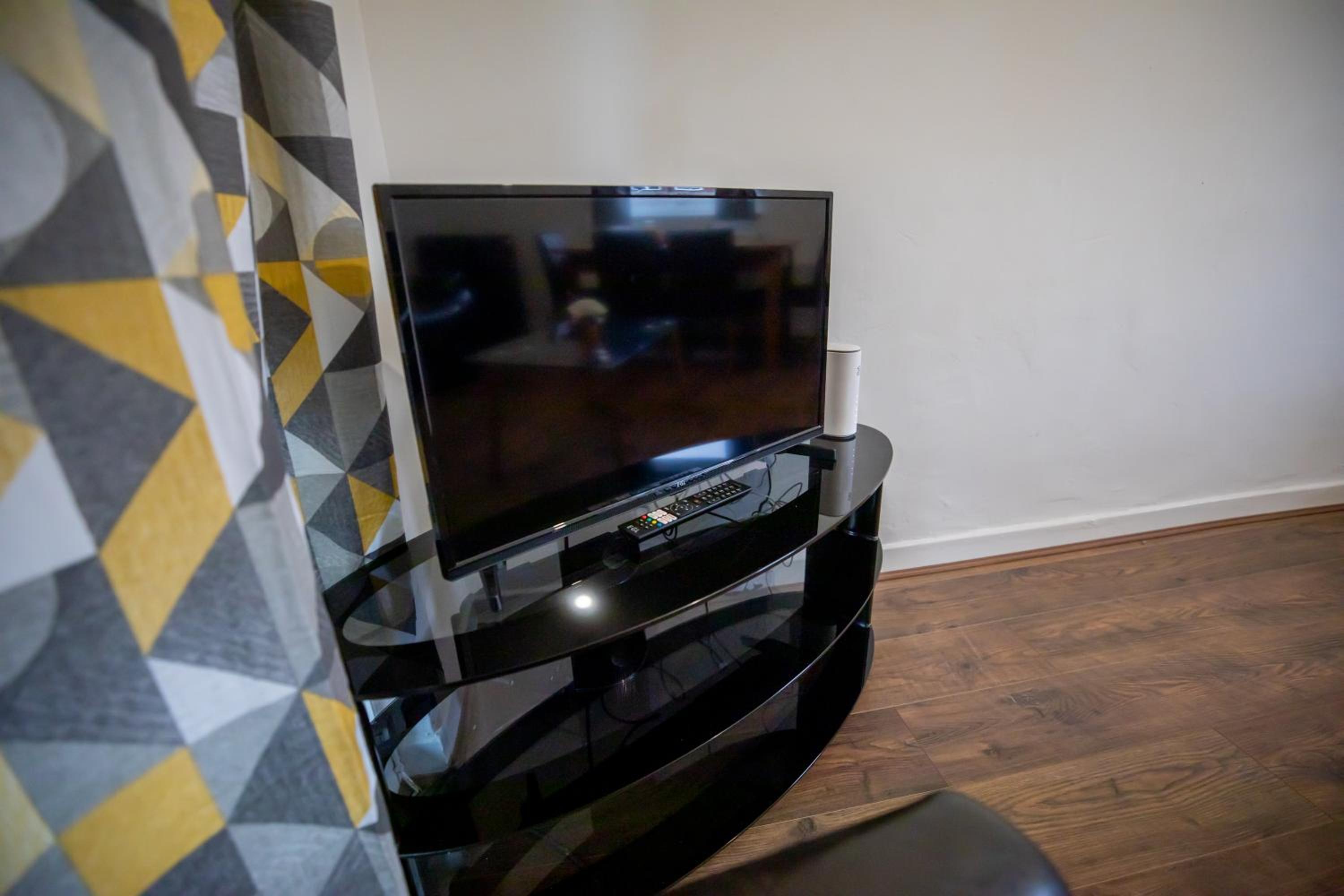 Rutland Stays- 3bdroom house, sleeps 7, Near City Center and Stadium- Contractor & Family Friendly view 2