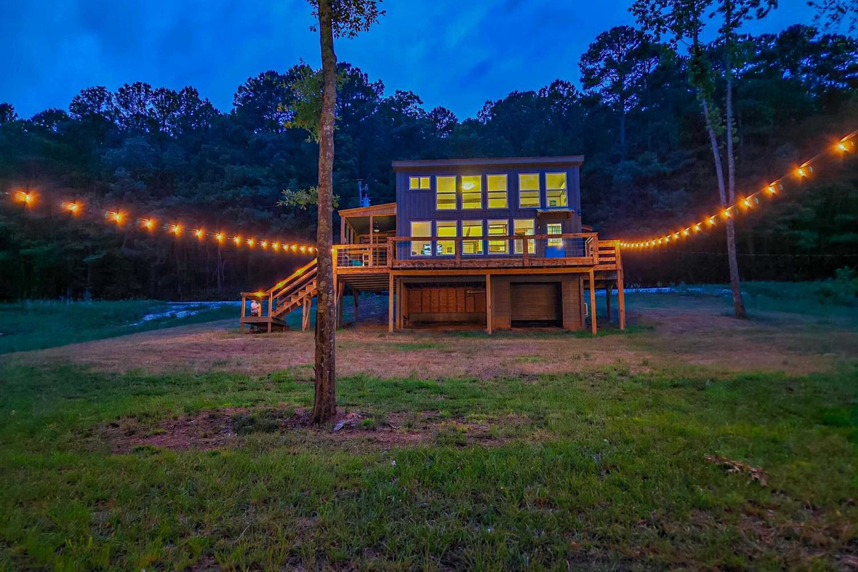 Family Fun! Riverside Home with Fire Pit