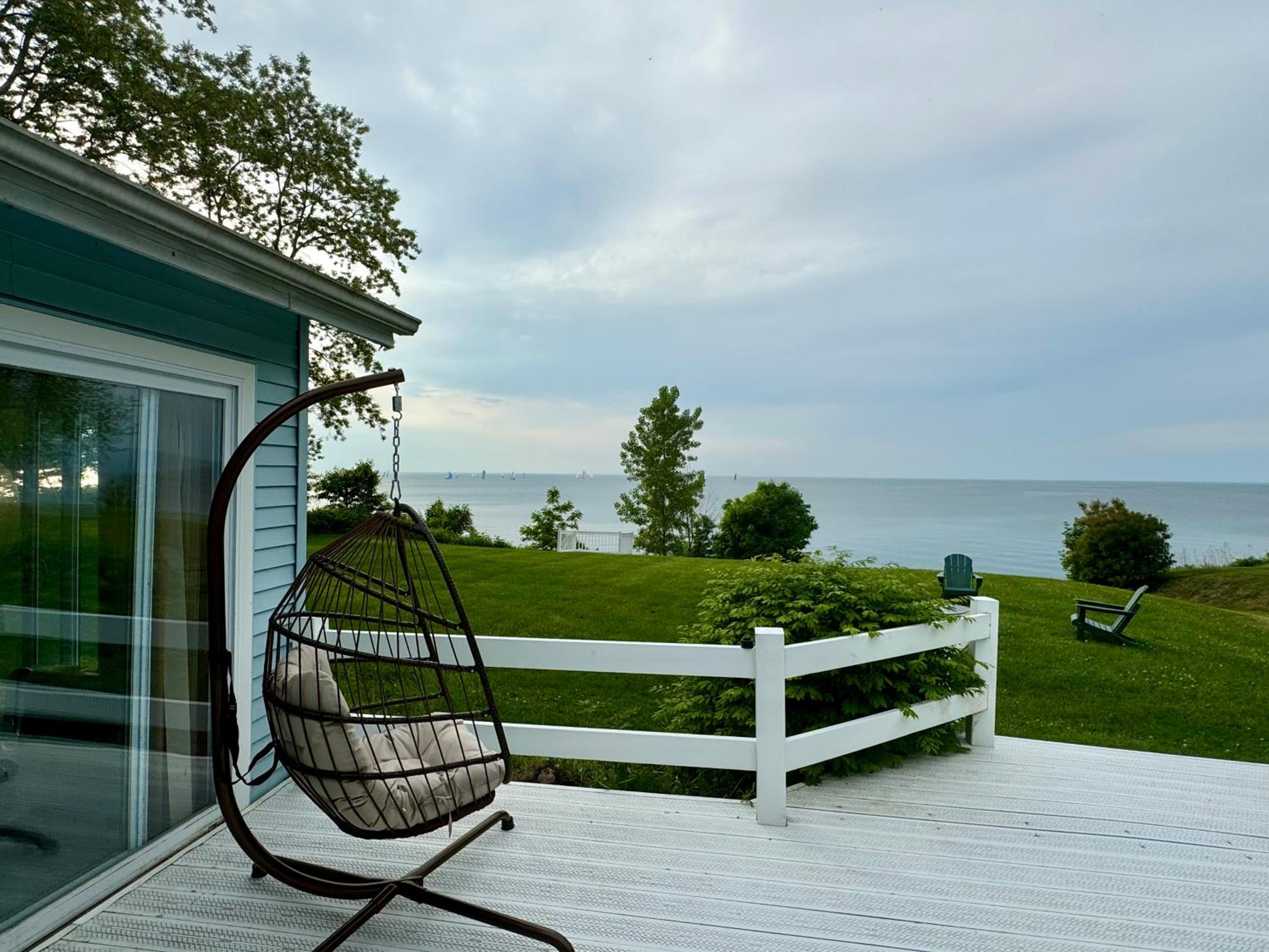 Hotel Home away on Lake Ontario - Image 1