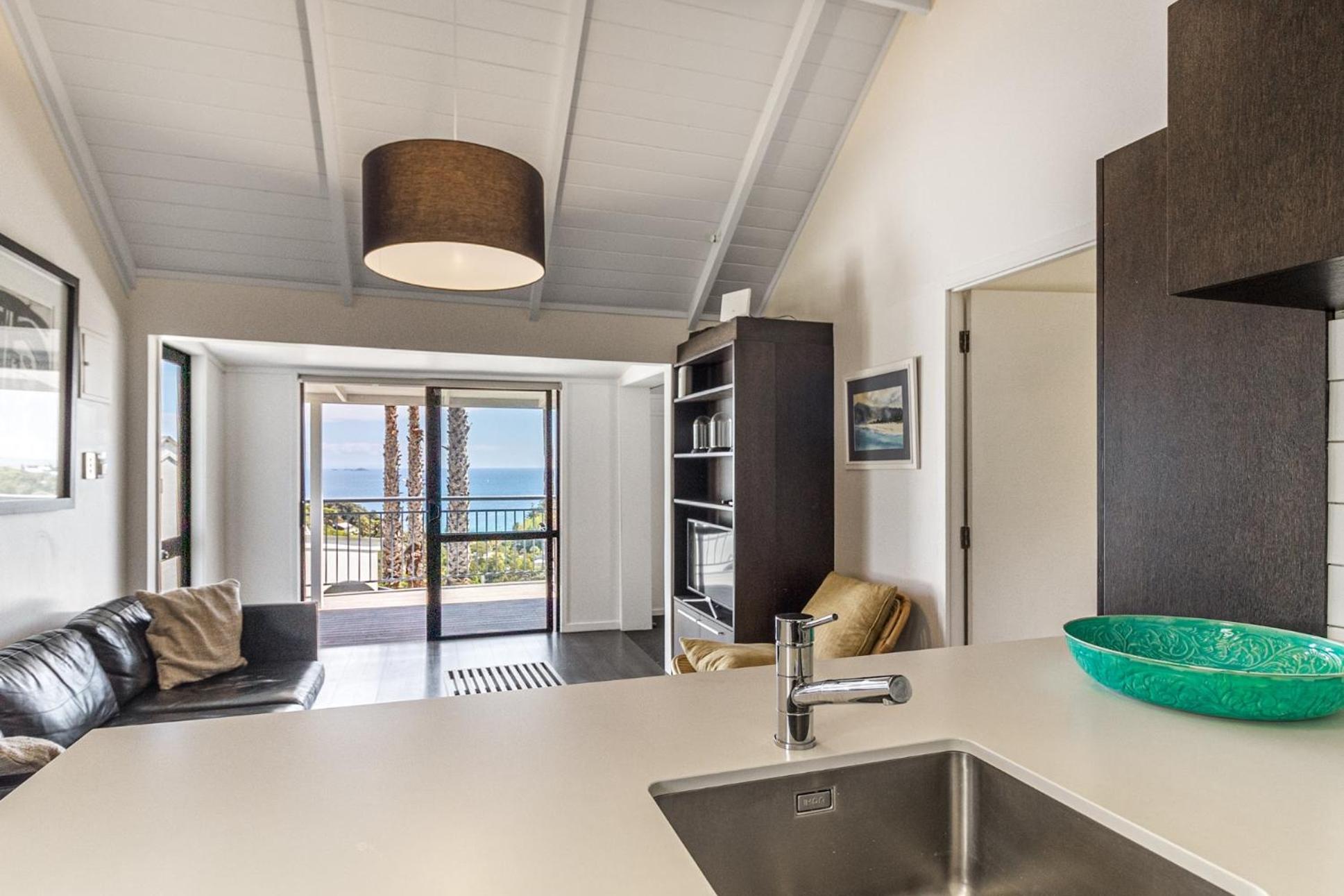 Cosy Palm Beach Cottage with Spectacular Seaviews