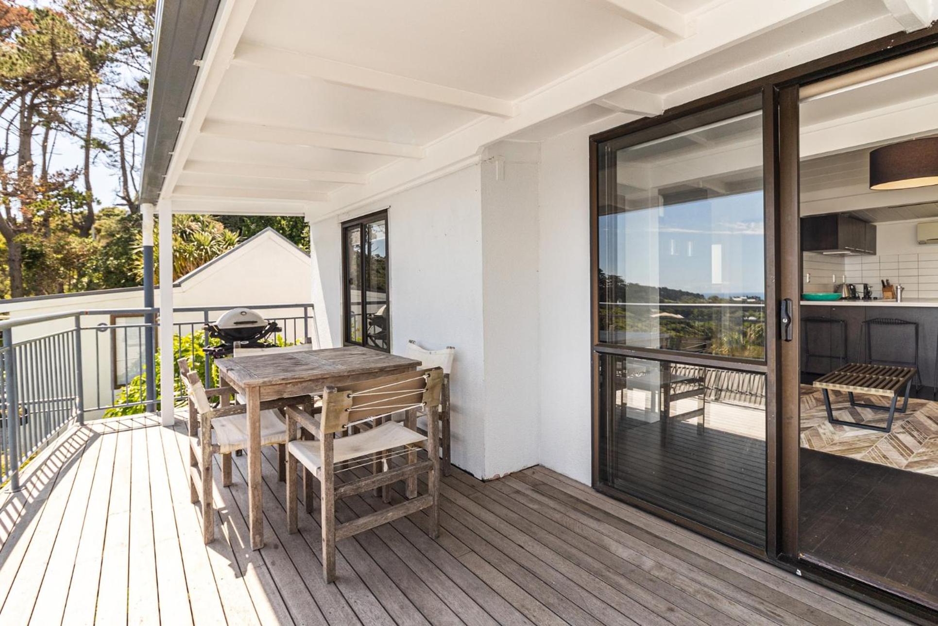 Cosy Palm Beach Cottage with Spectacular Seaviews