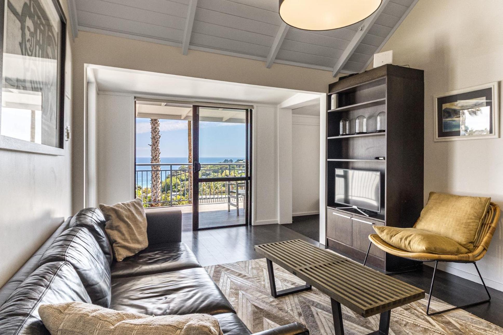 Cosy Palm Beach Cottage with Spectacular Seaviews
