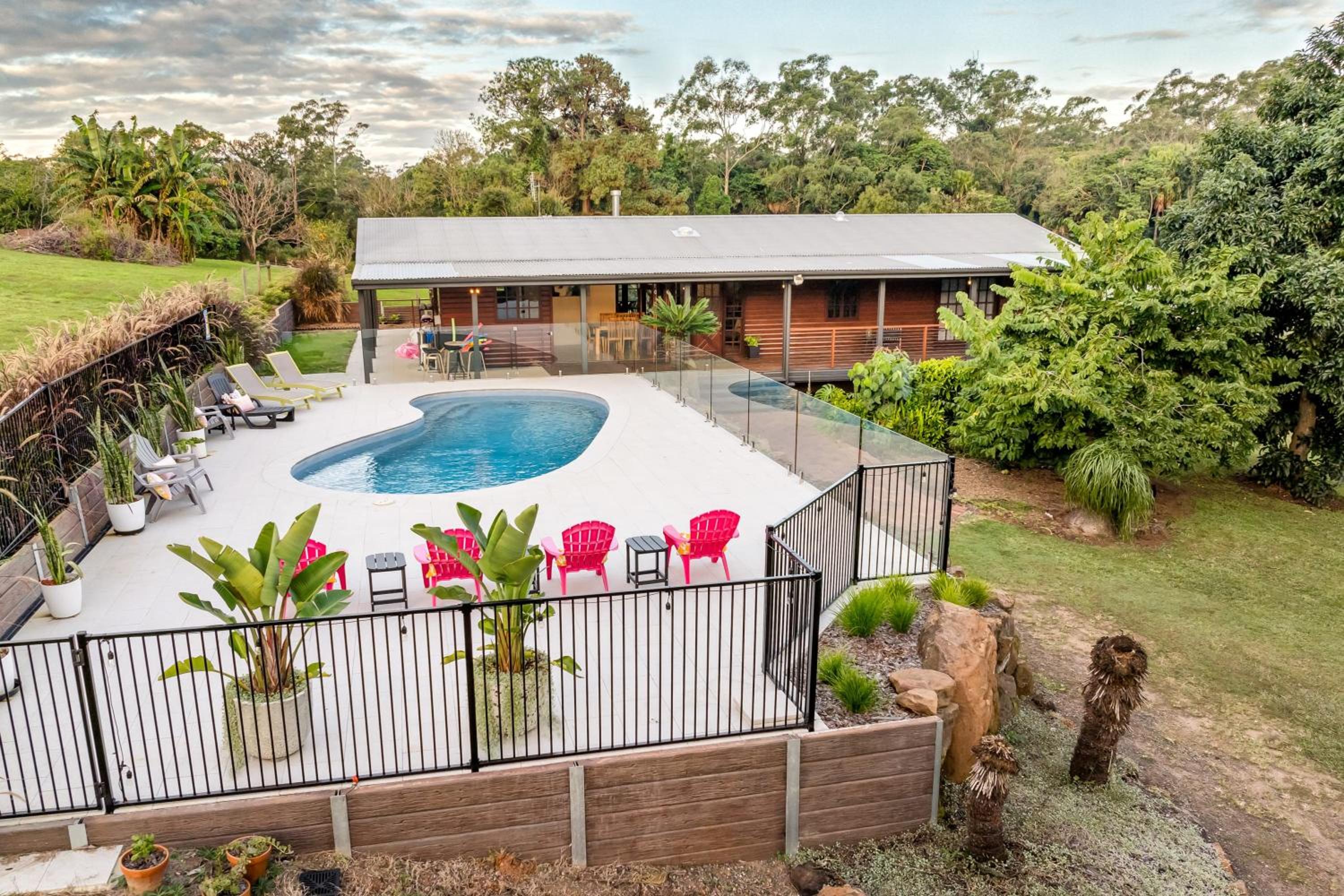 The Hideaway - Chic Farmhouse 15min to beaches