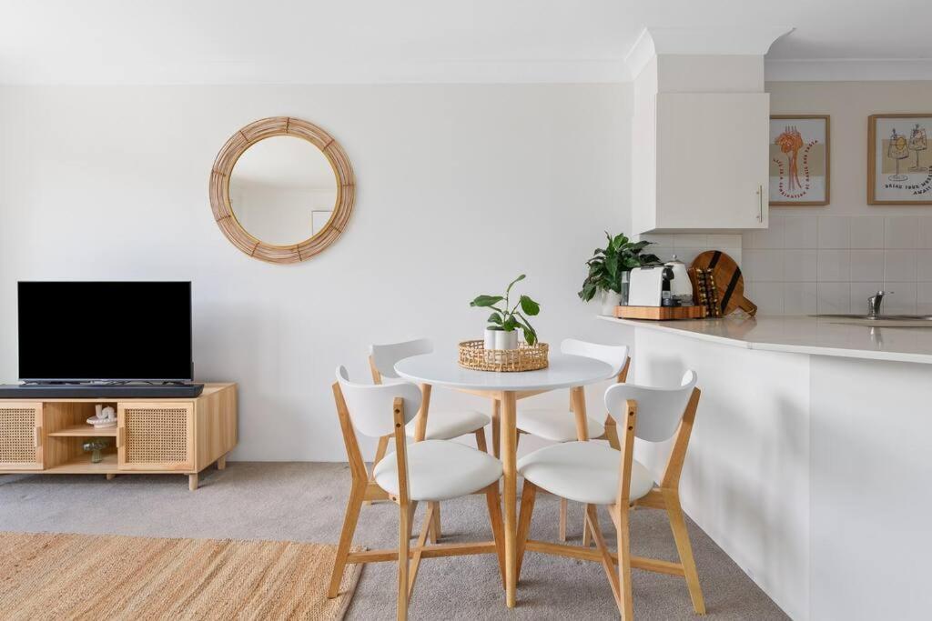 Chic Brookvale Unit-Big Balcony!
