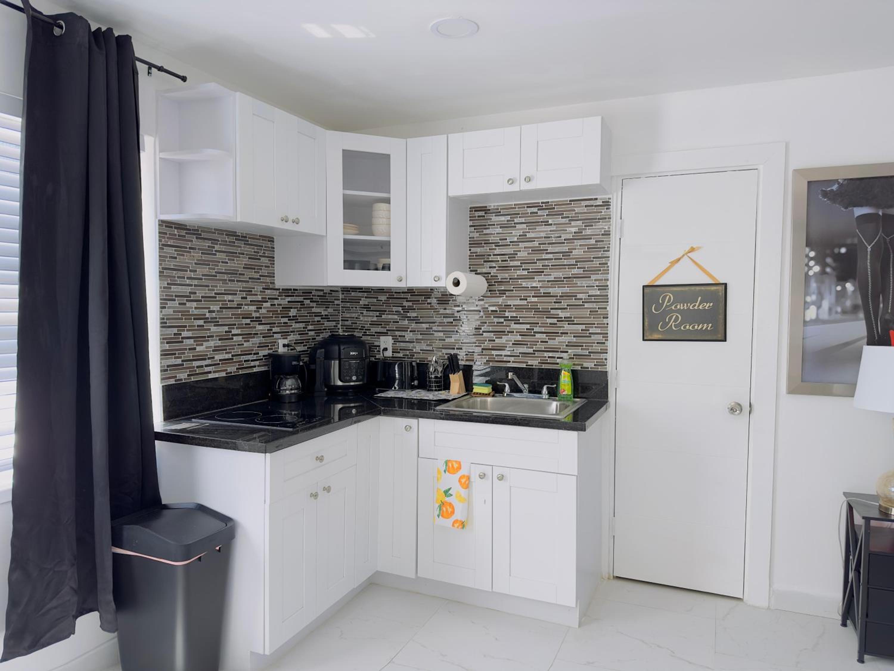 Beachside Oasis, Miami Beach Apt with parking included view 4