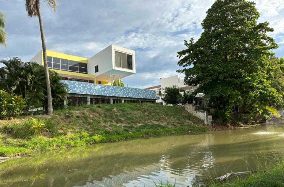 Casa con piscina y campo de golf