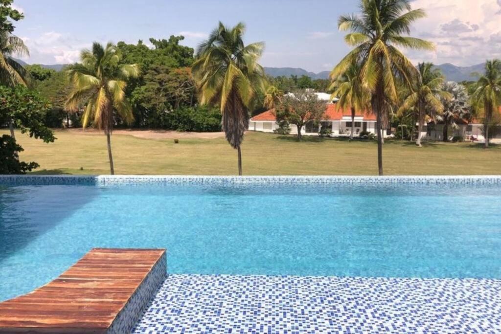 Casa con piscina y campo de golf