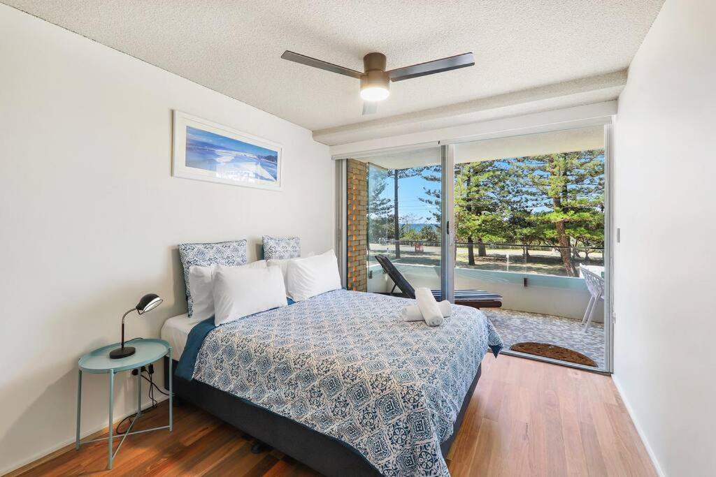Beachfront Retreat at Burleigh, Breezy and Cosy