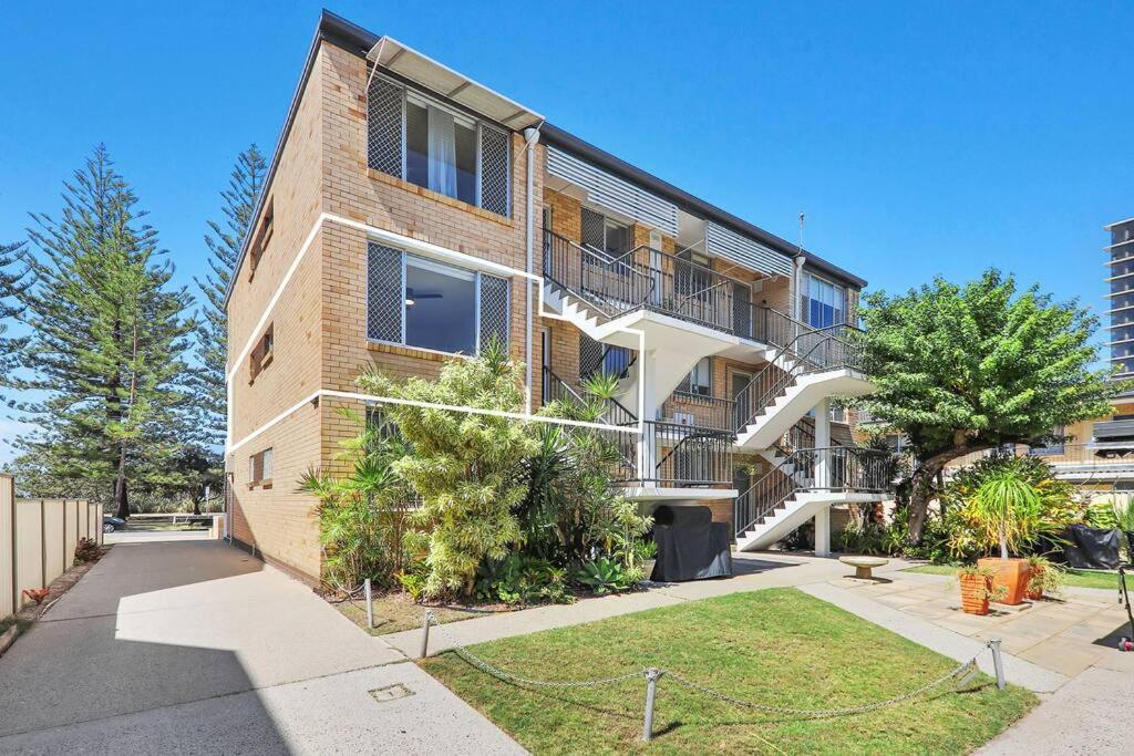Beachfront Retreat at Burleigh, Breezy and Cosy