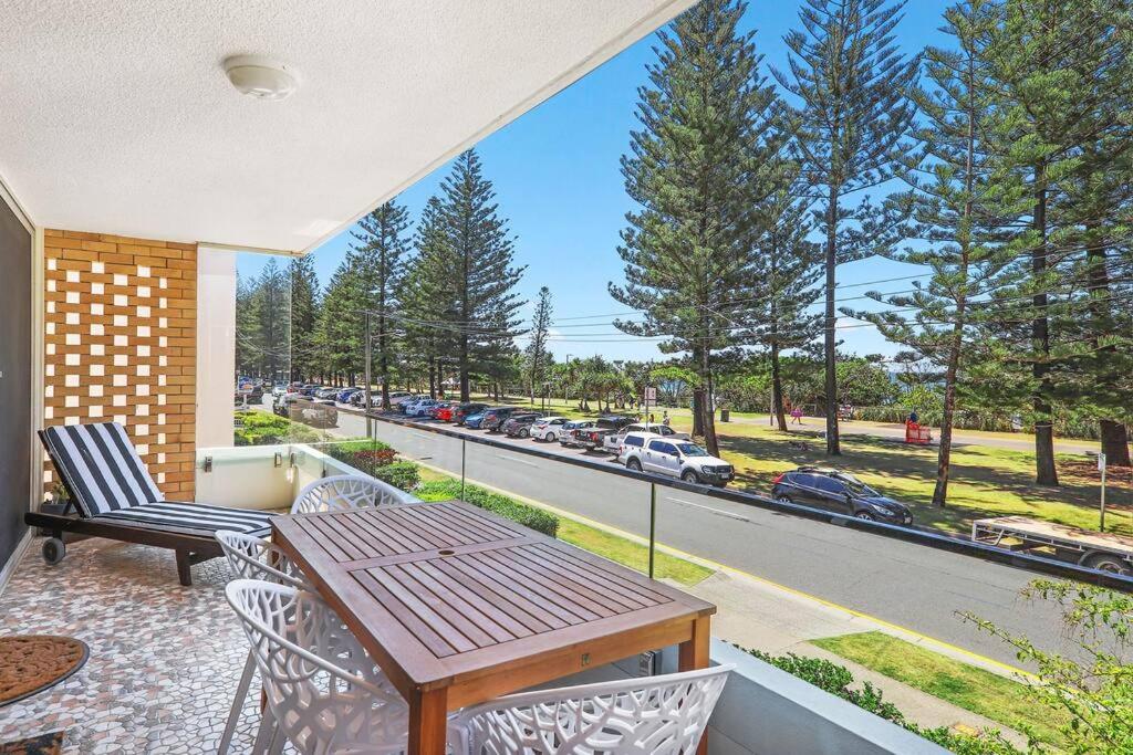 Beachfront Retreat at Burleigh, Breezy and Cosy