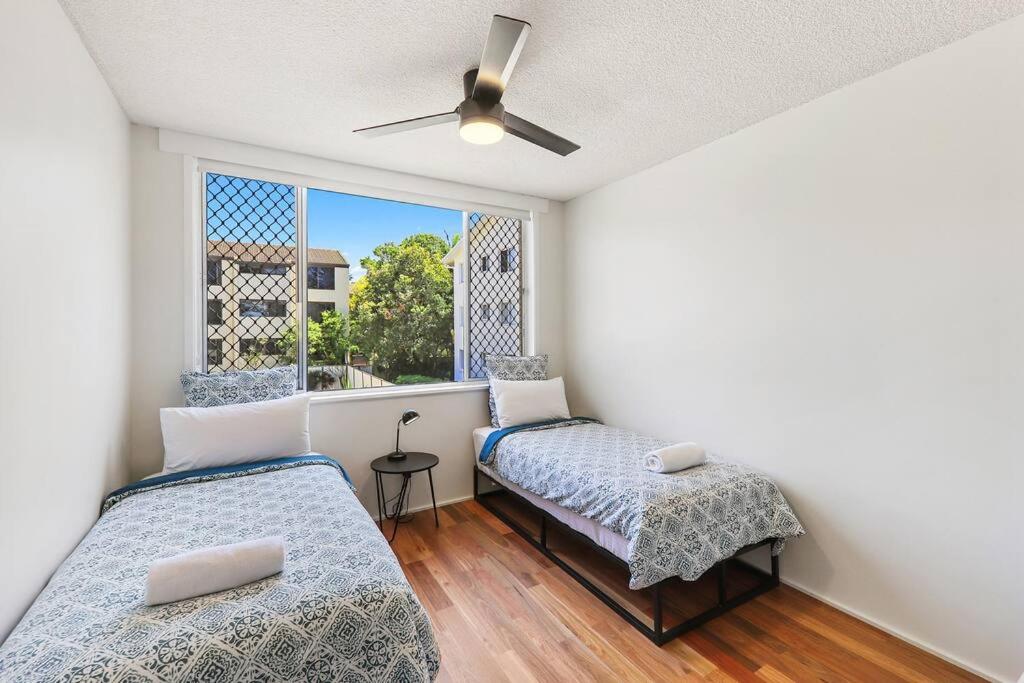Beachfront Retreat at Burleigh, Breezy and Cosy