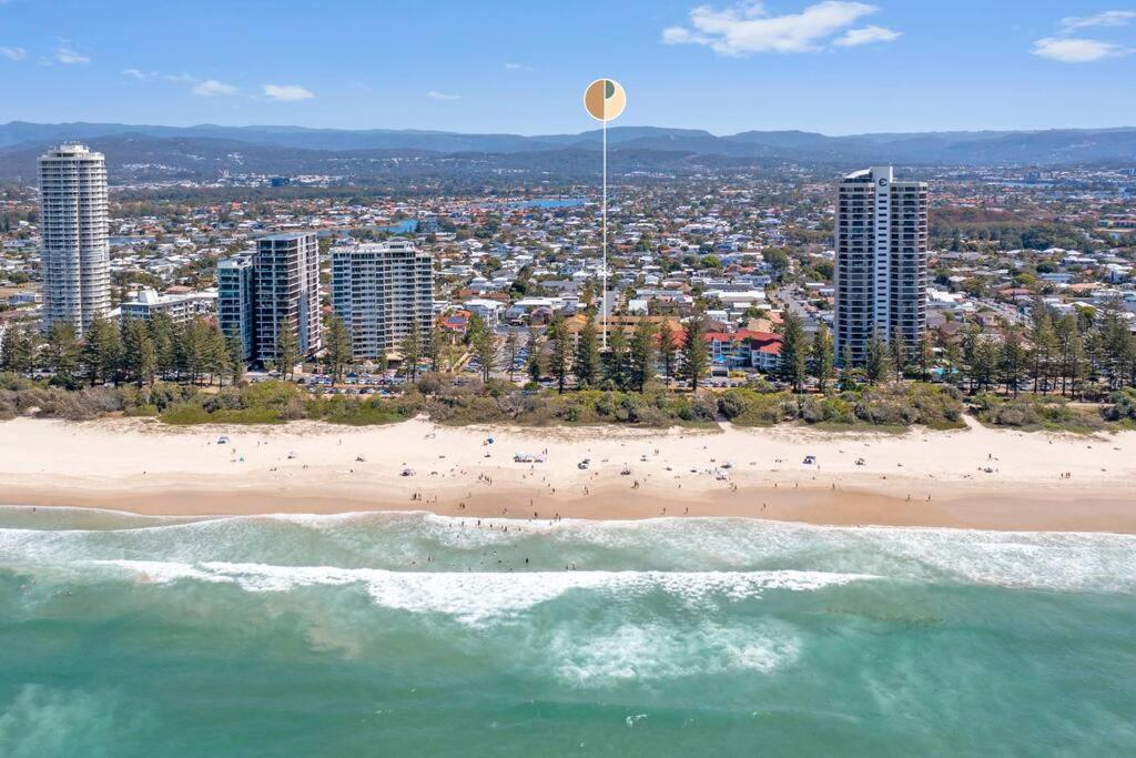 Beachfront Retreat at Burleigh, Breezy and Cosy